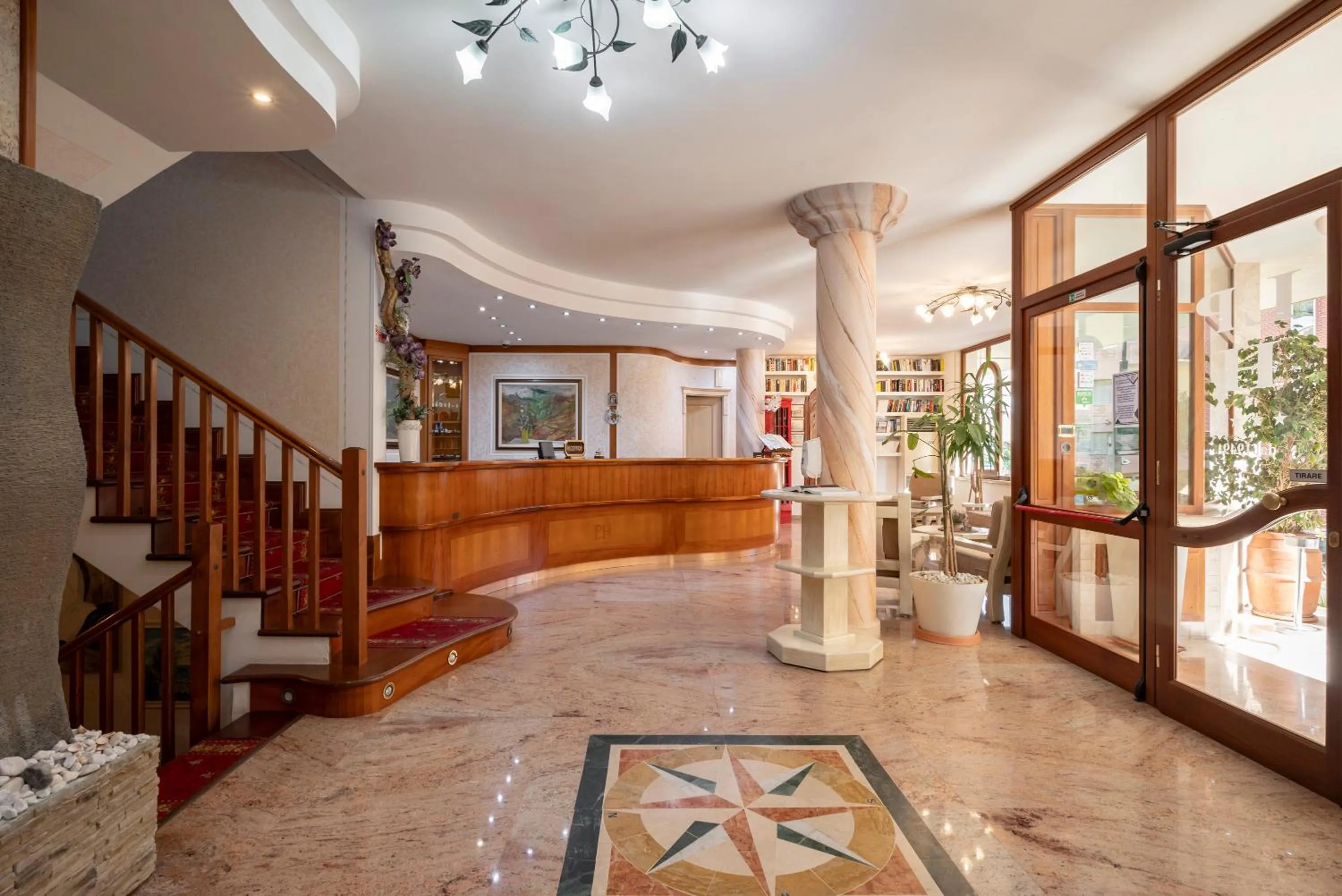 Lobby or reception in Lola Piccolo Hotel e Appartamenti