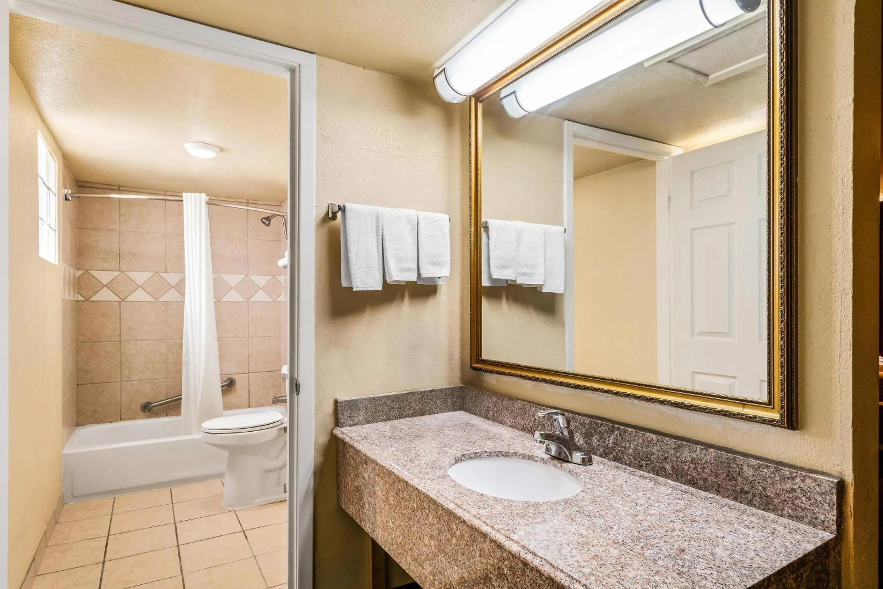 Bedroom in Econo Lodge Del Rio