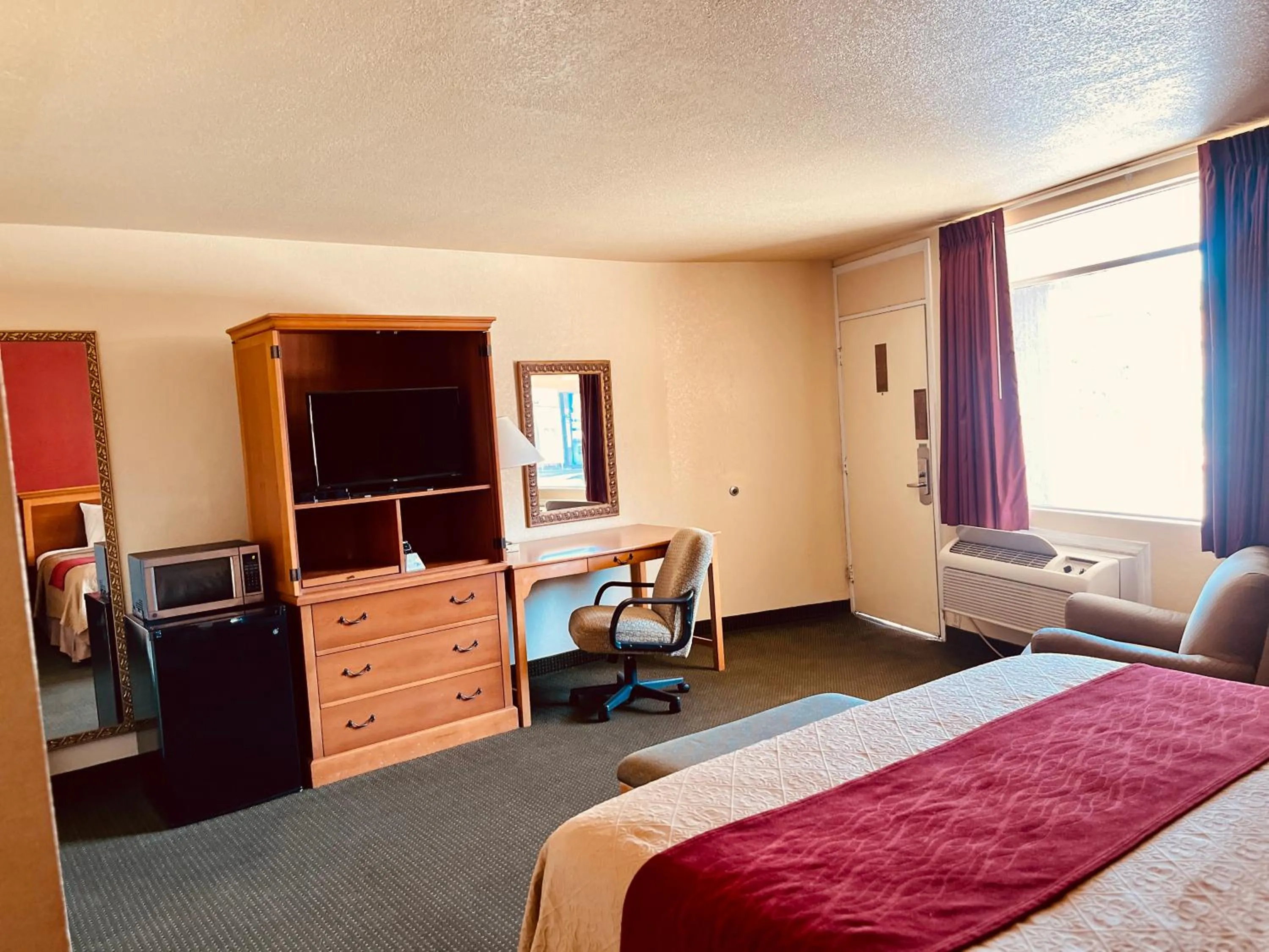 TV and multimedia, Bed in Econo Lodge Del Rio