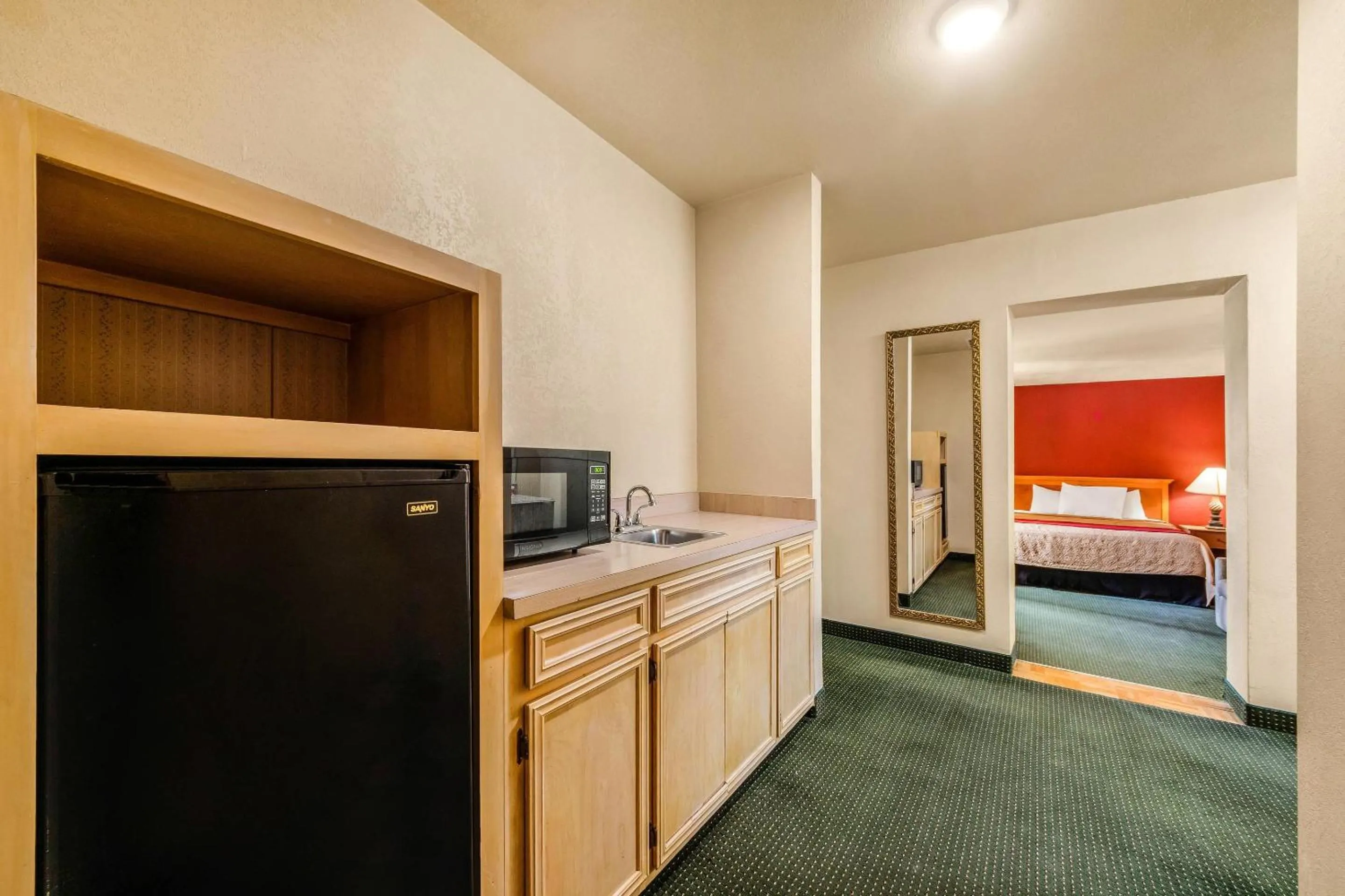 Bedroom, Bed in Econo Lodge Del Rio