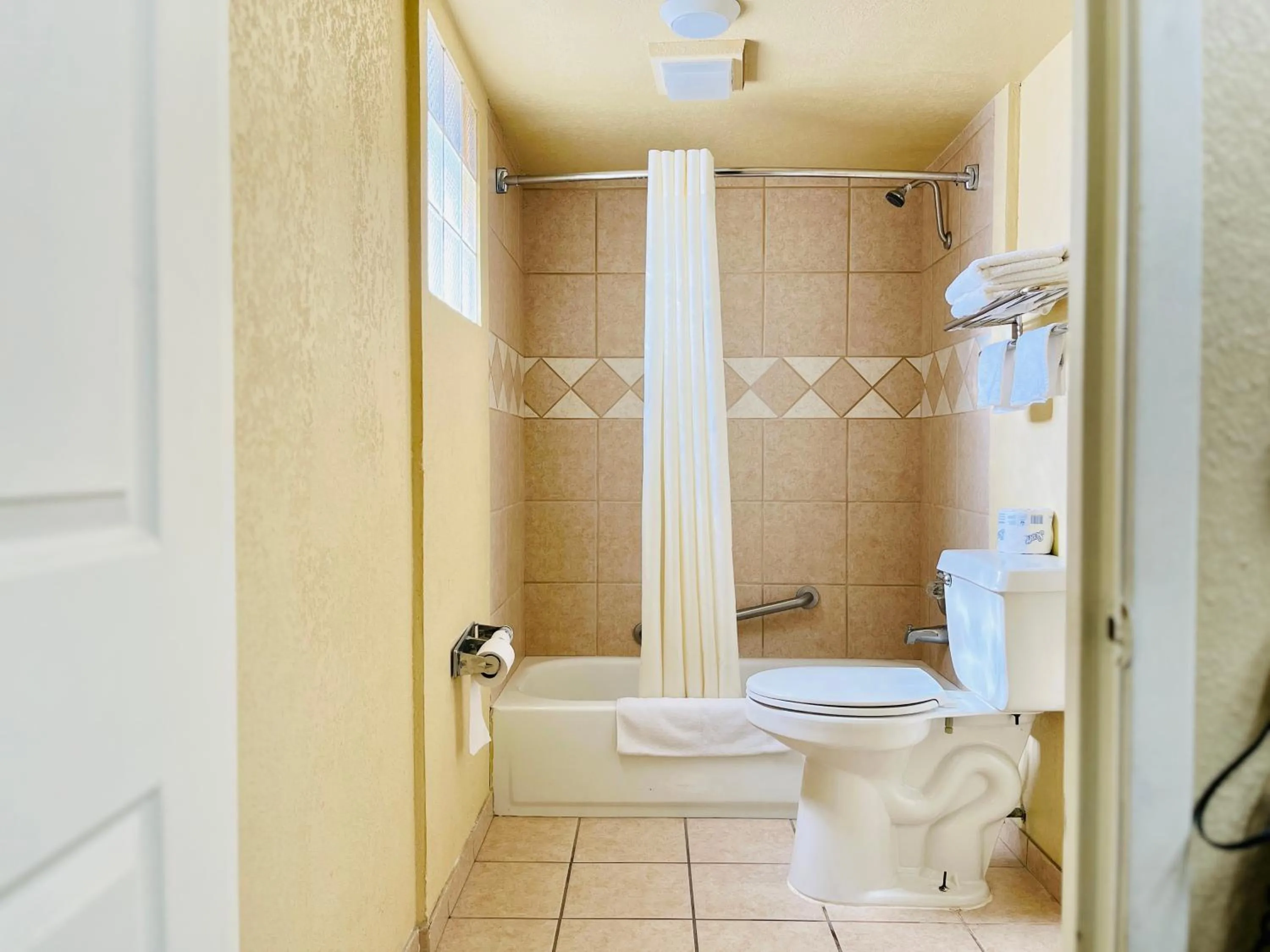 Bathroom in Econo Lodge Del Rio