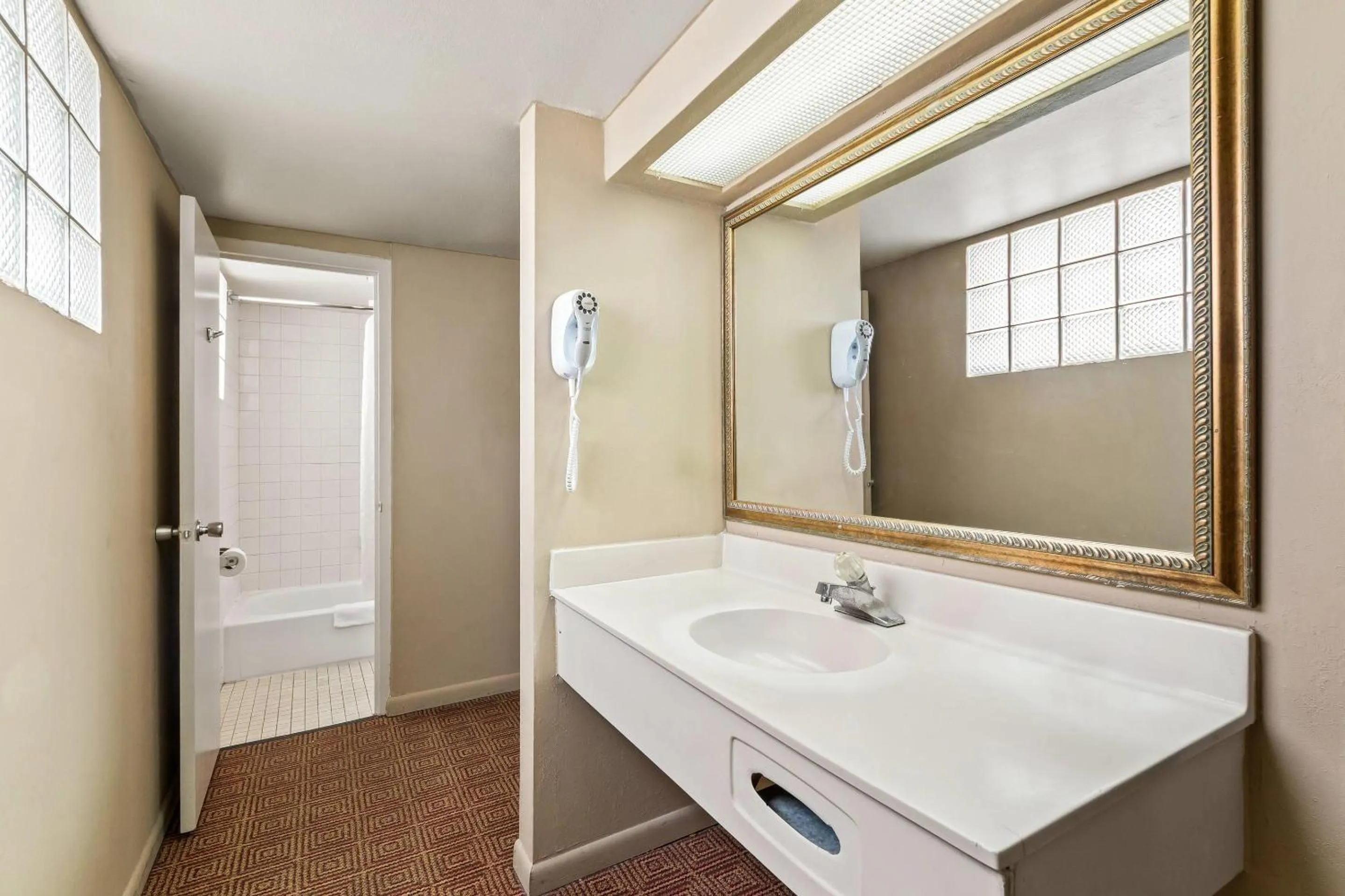 Bedroom in Econo Lodge Del Rio