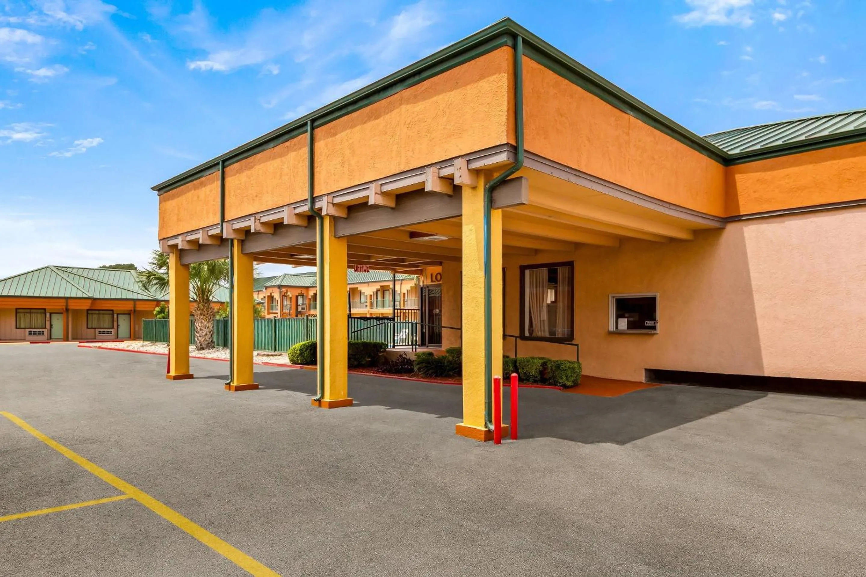 Property building in Econo Lodge Del Rio