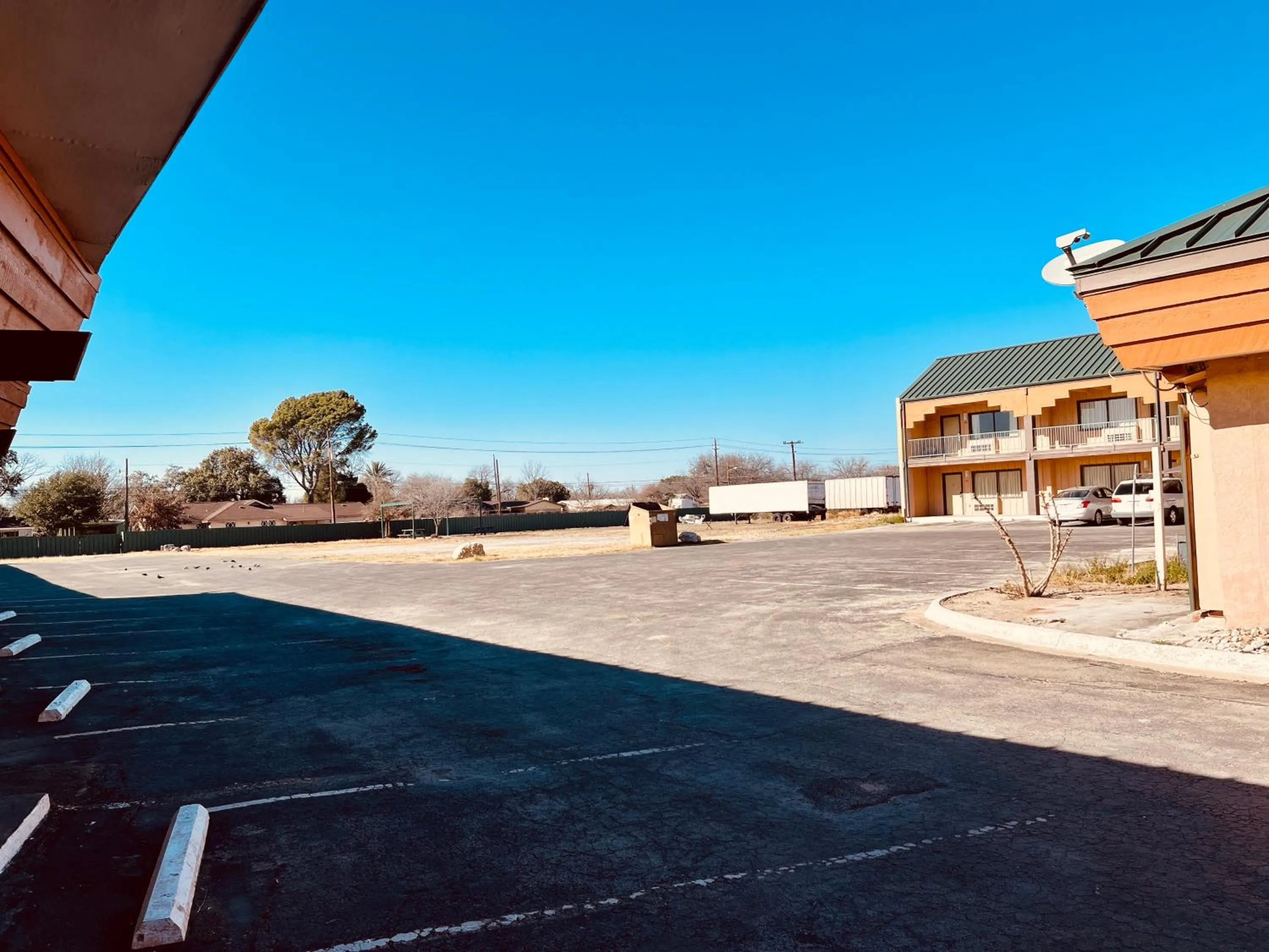 Property building in Econo Lodge Del Rio