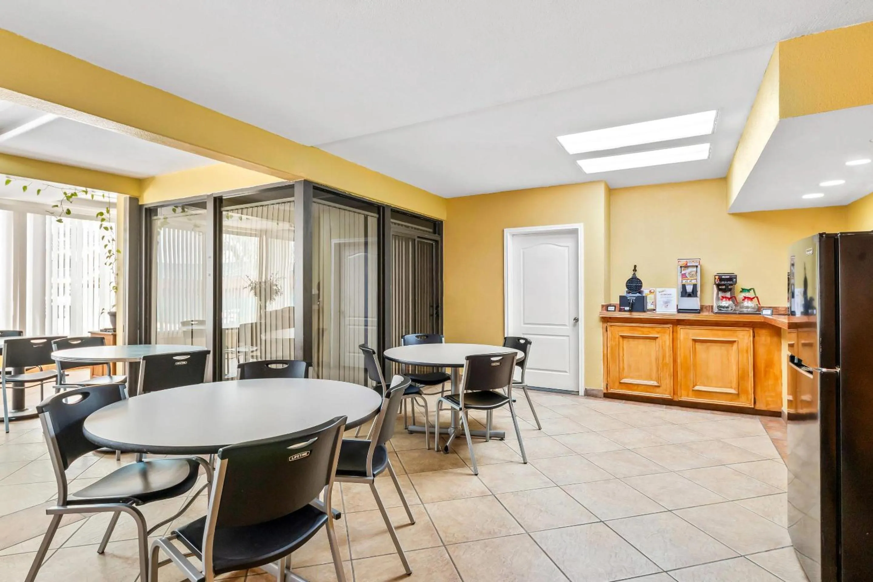 Breakfast in Econo Lodge Del Rio