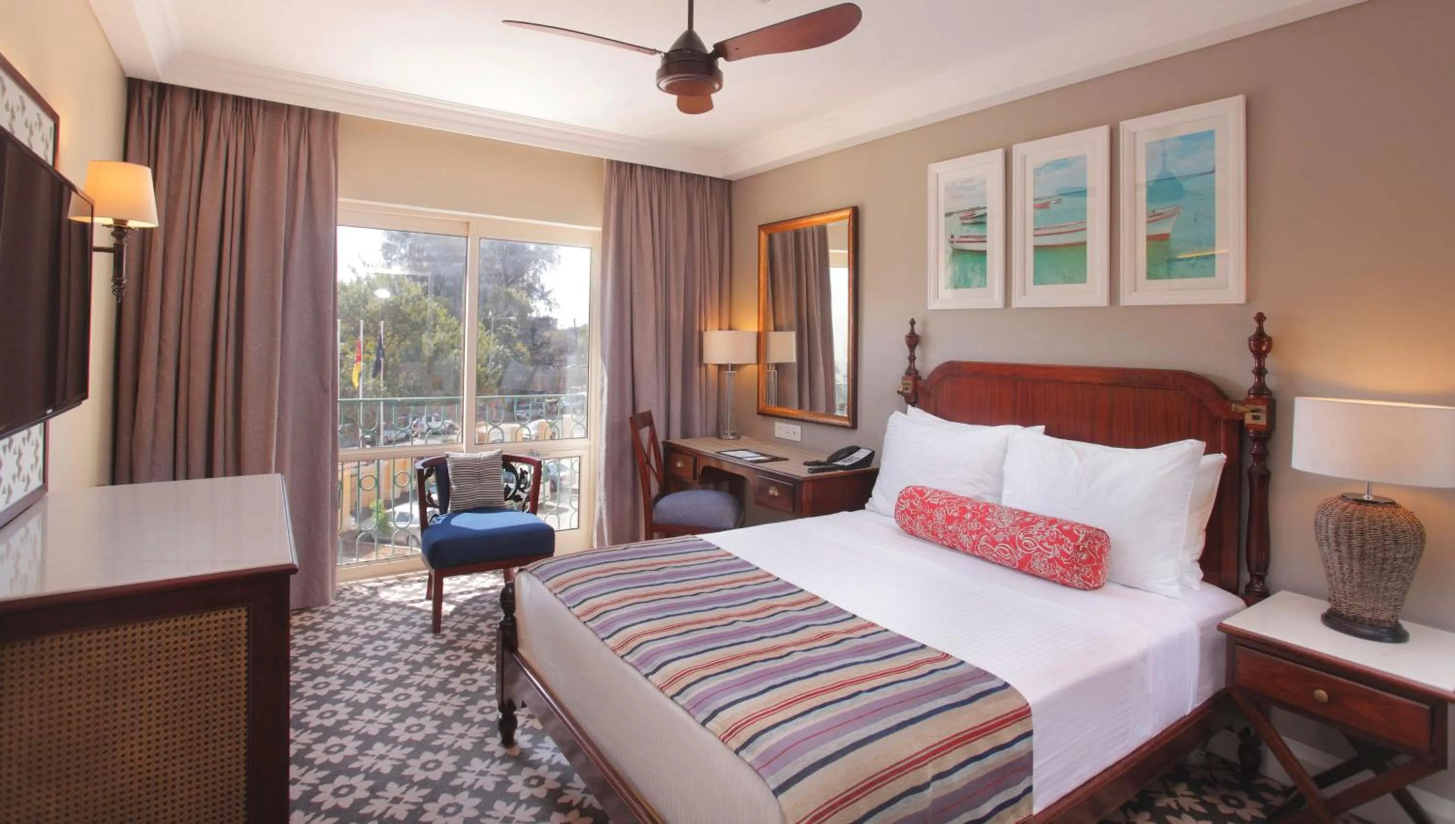 Bedroom, Bed in Southern Sun Maputo