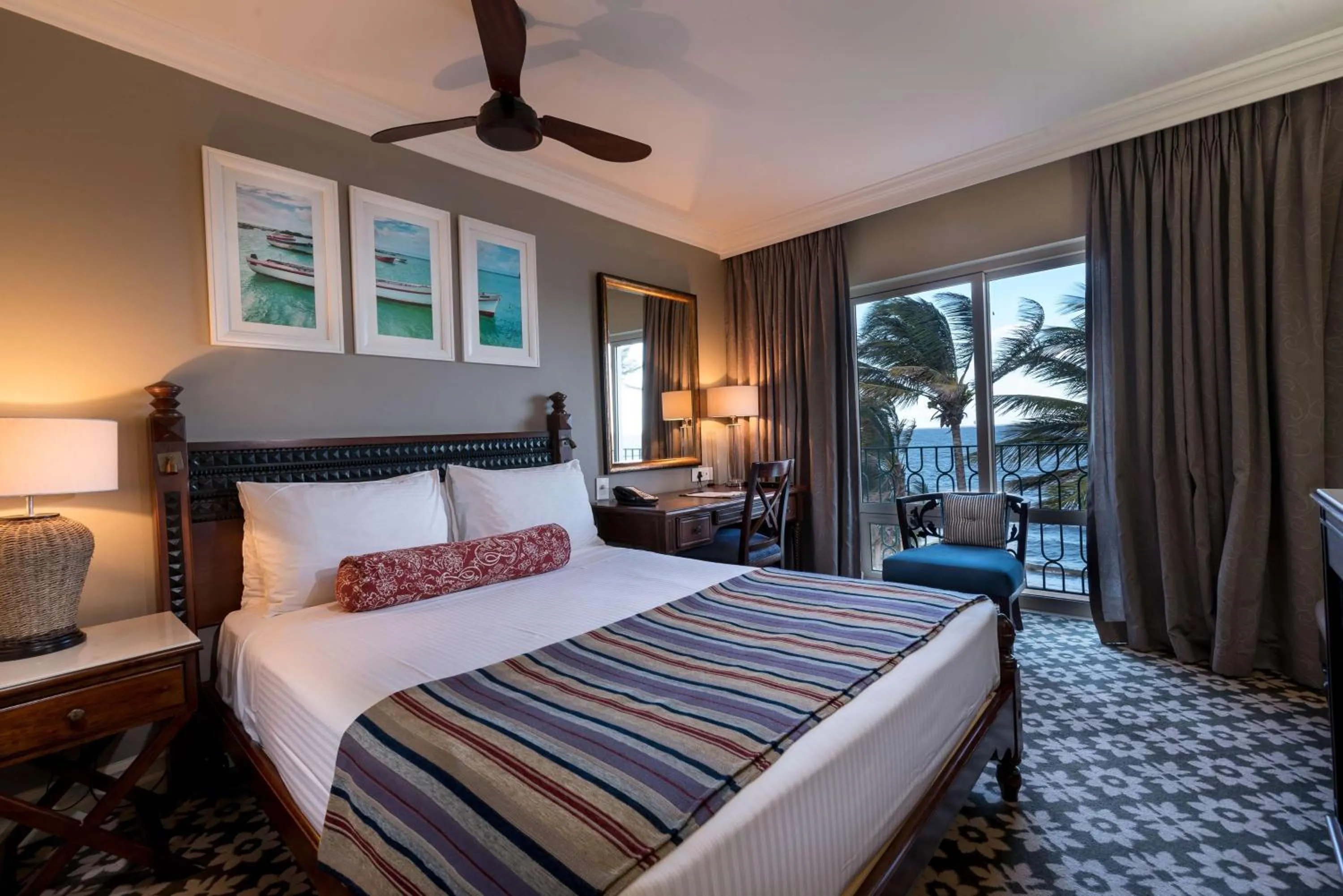 Bedroom, Bed in Southern Sun Maputo