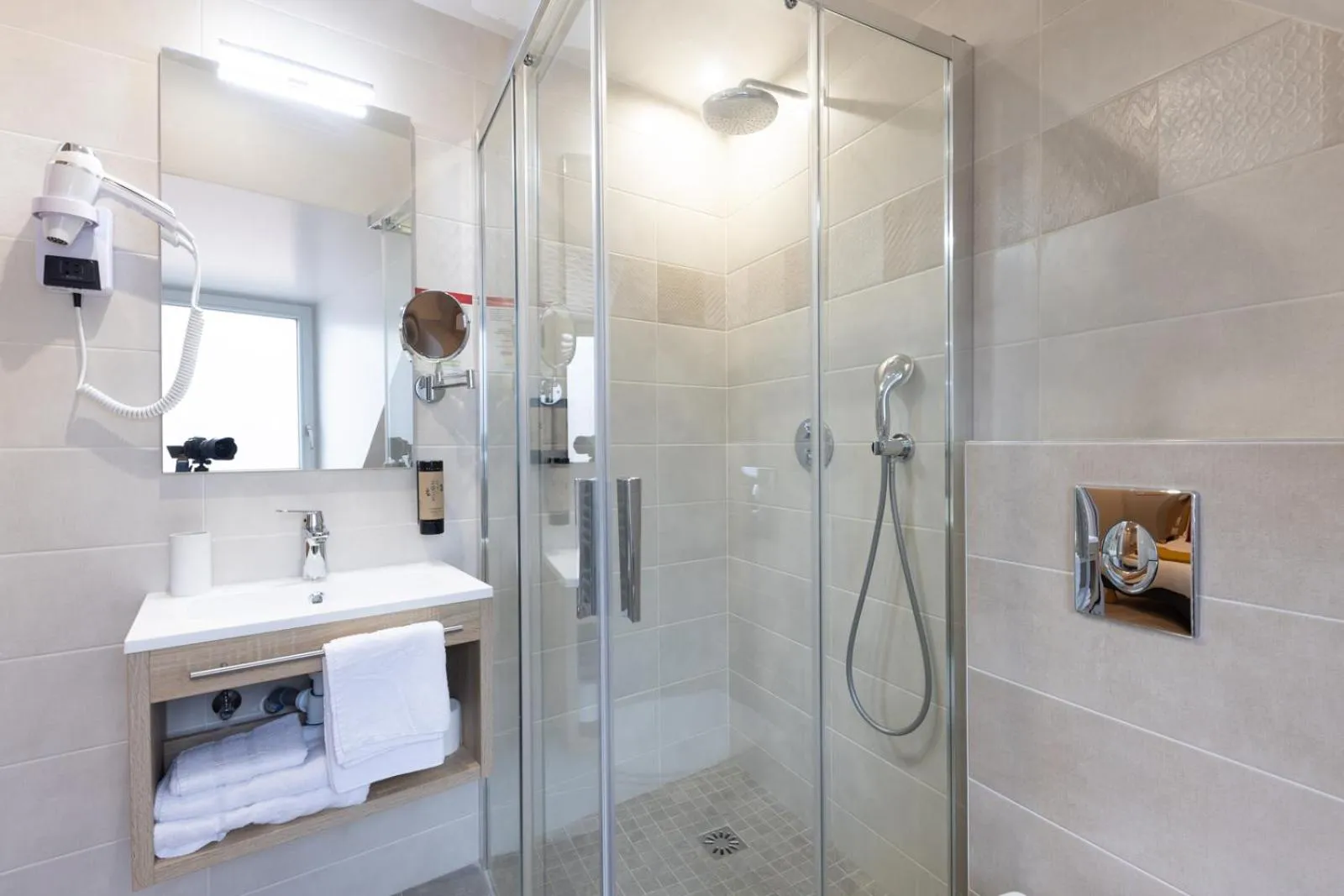 Shower in Hotel Saint Augustin