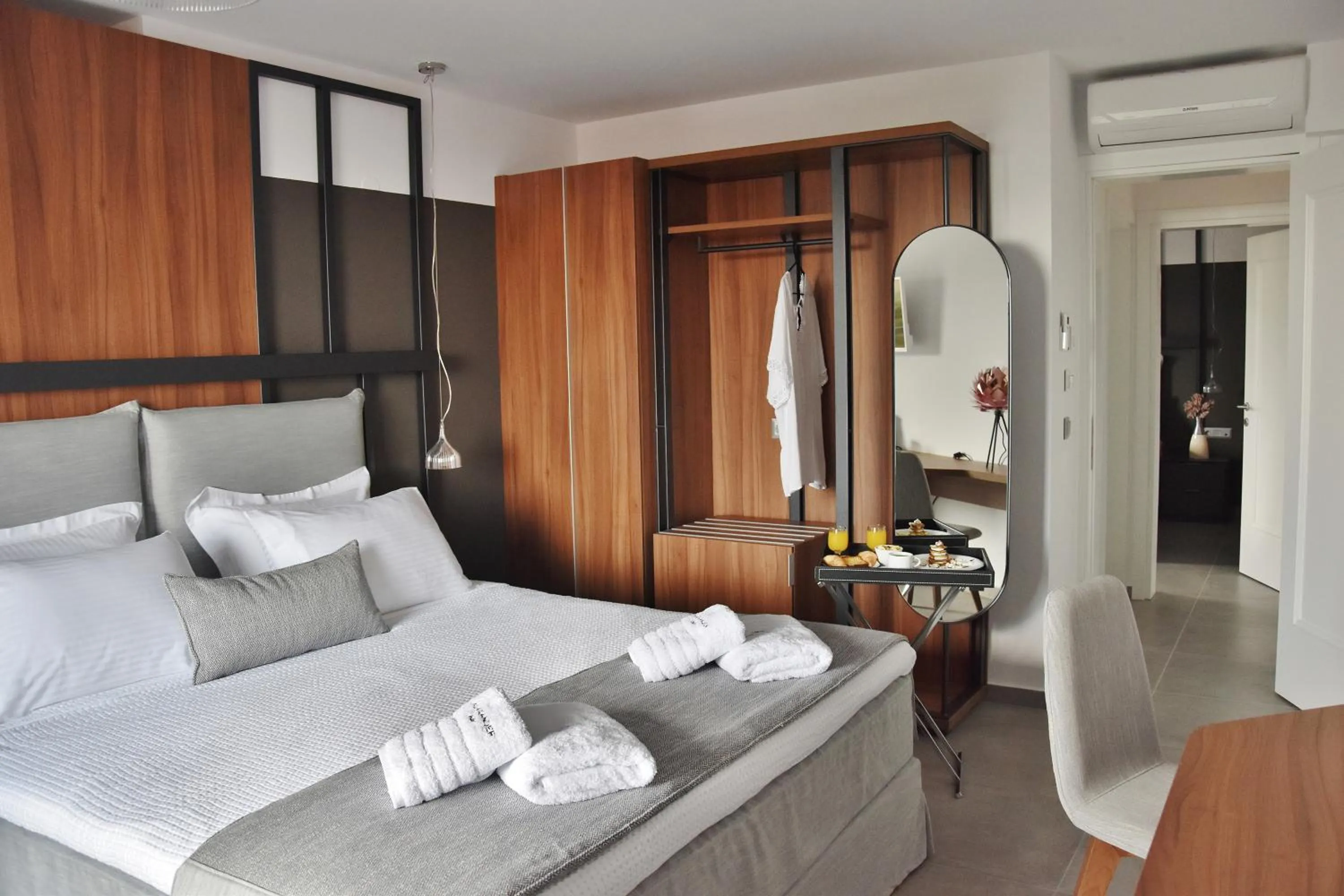 Photo of the whole room, Bed in Alexander Inn