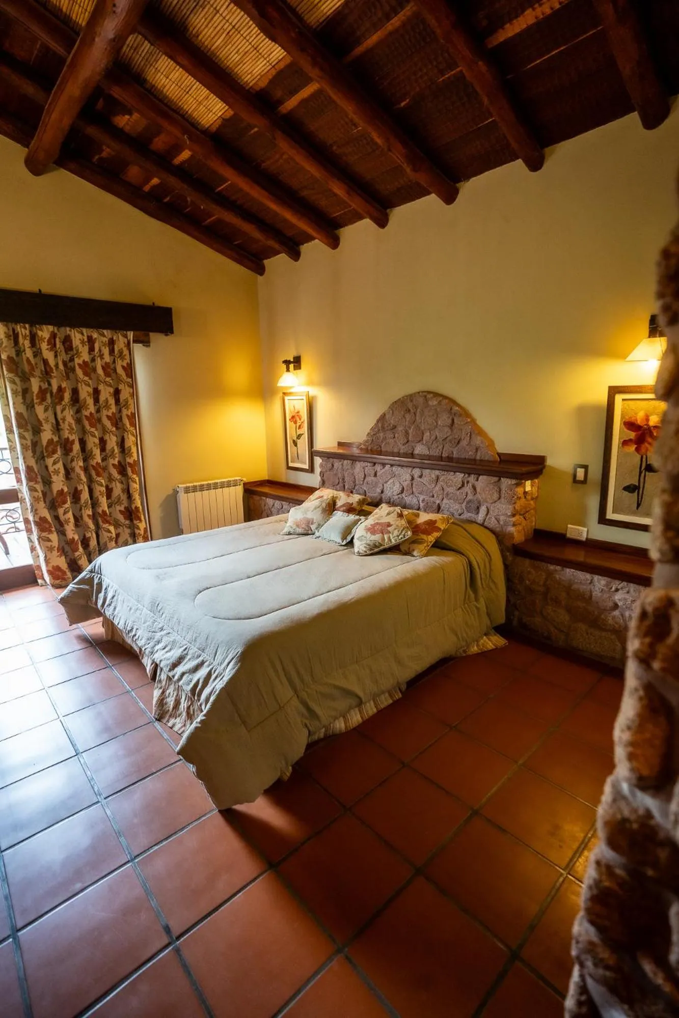 Bed in La Casa De La Bodega - Wine Boutique Hotel