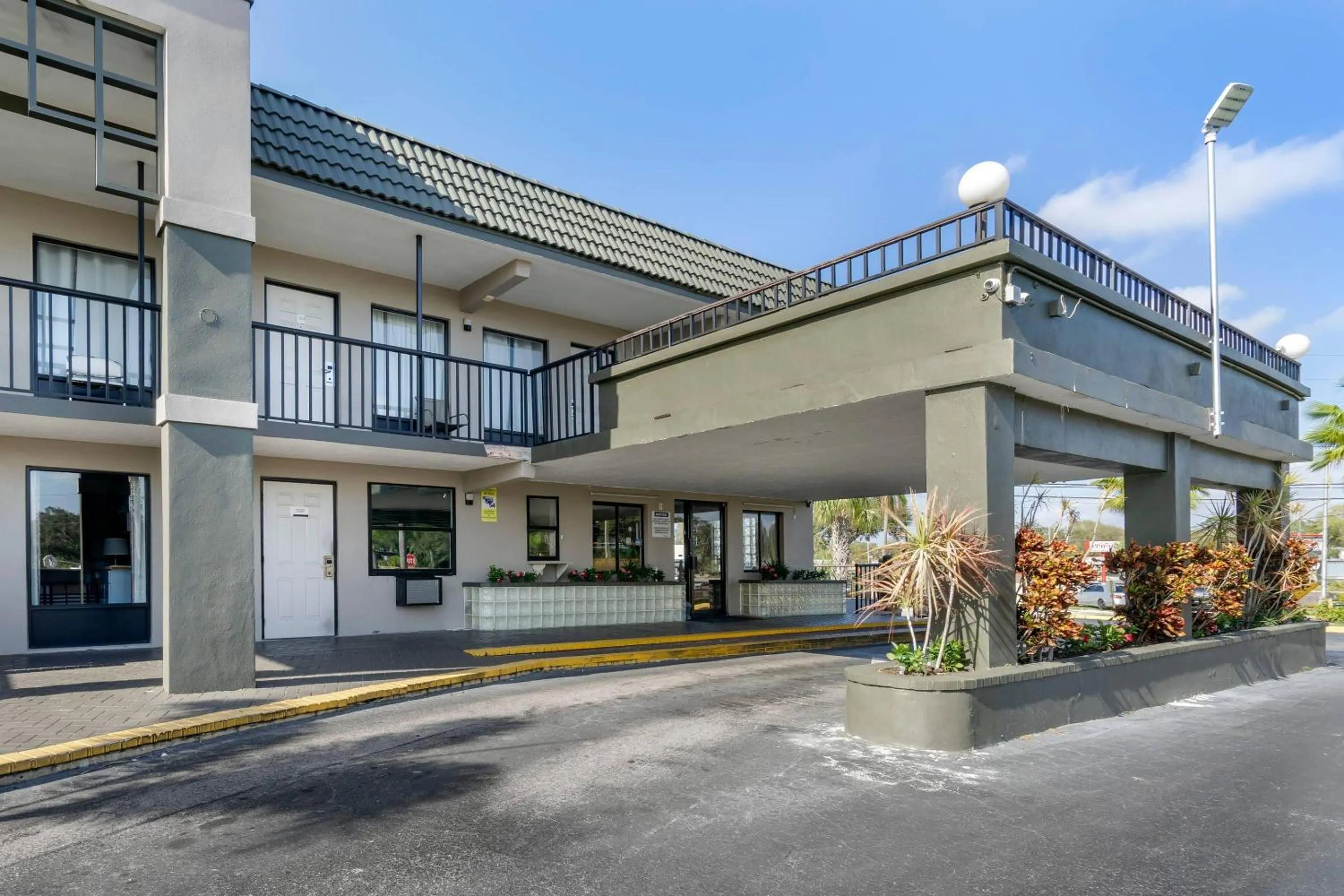 Property building in Rodeway Inn Clearwater-Dunedin