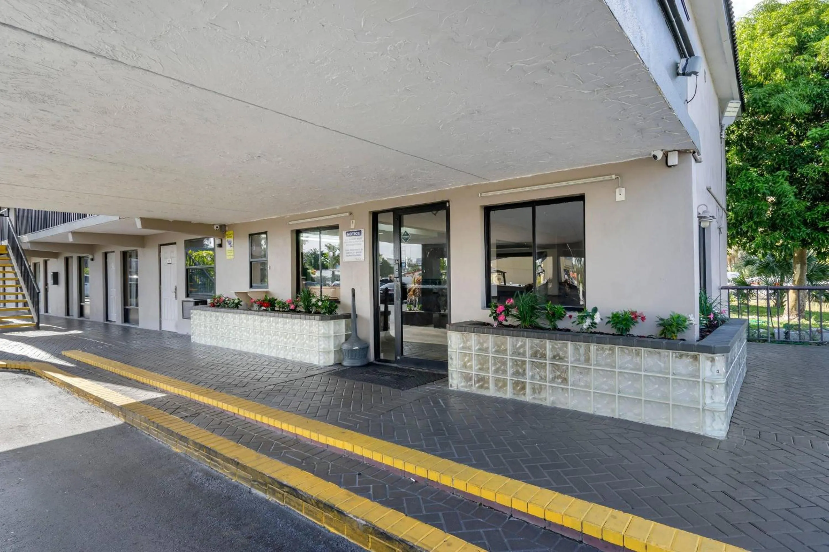 Property building in Rodeway Inn Clearwater-Dunedin