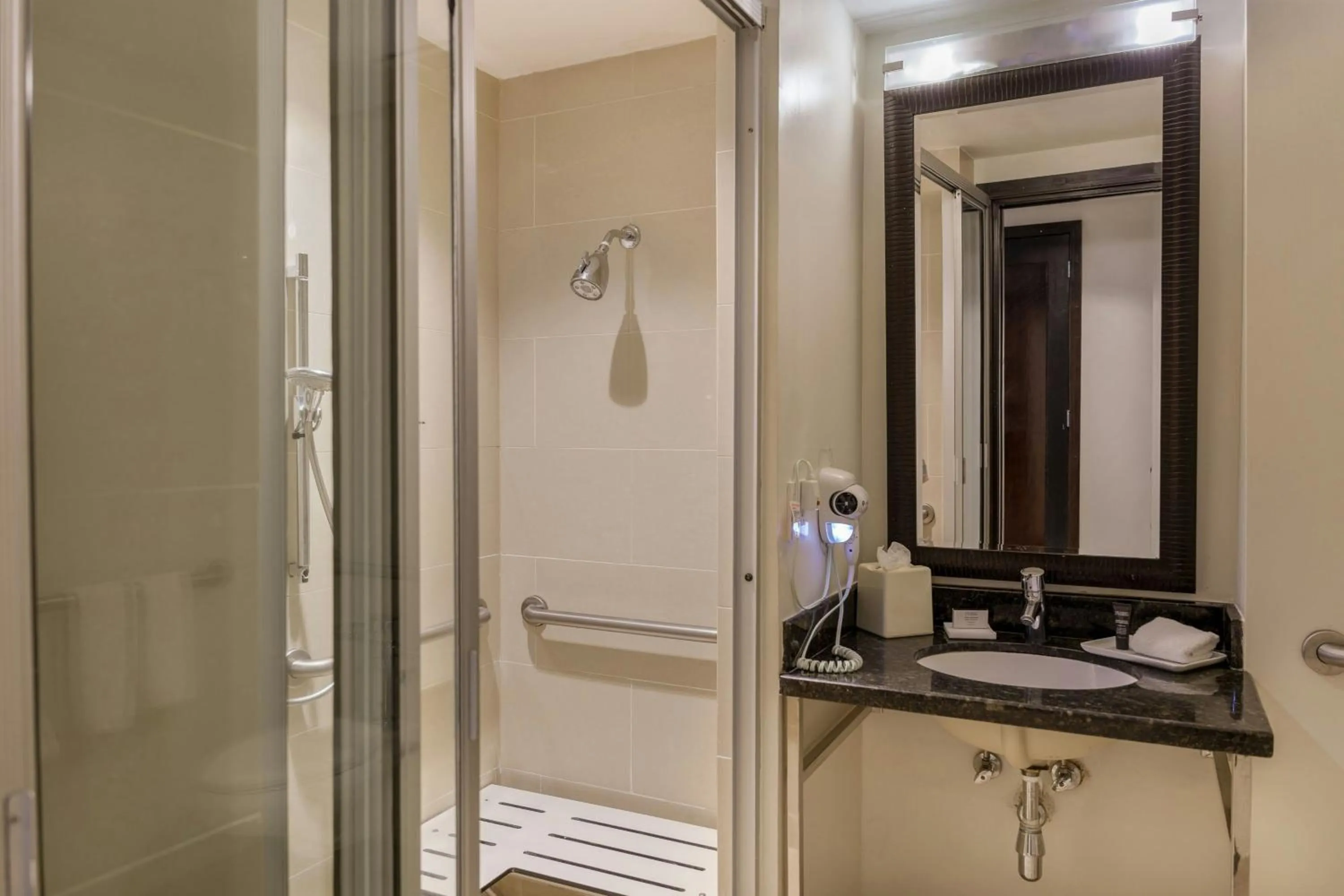 Bathroom in Courtyard by Marriott Panama Metromall