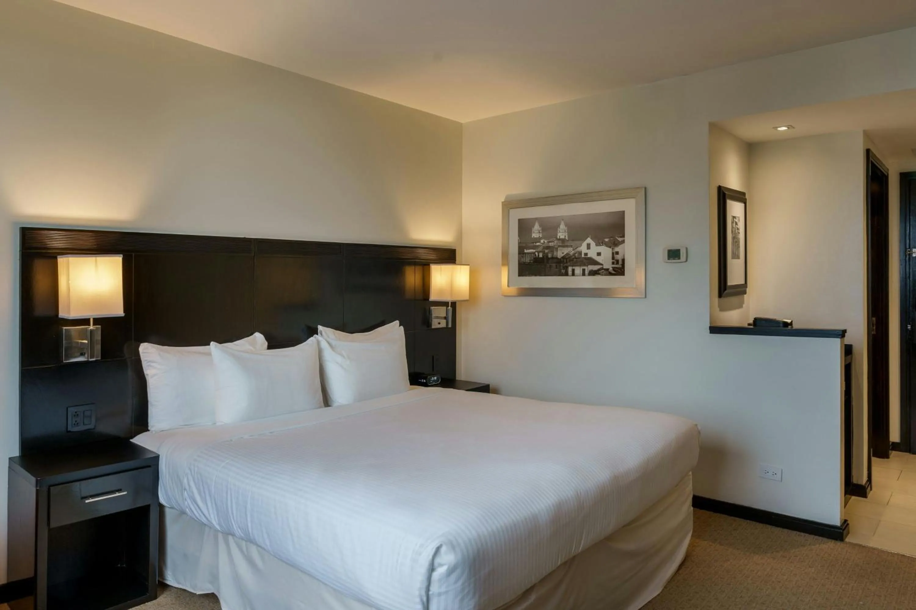 Photo of the whole room, Bed in Courtyard by Marriott Panama Metromall