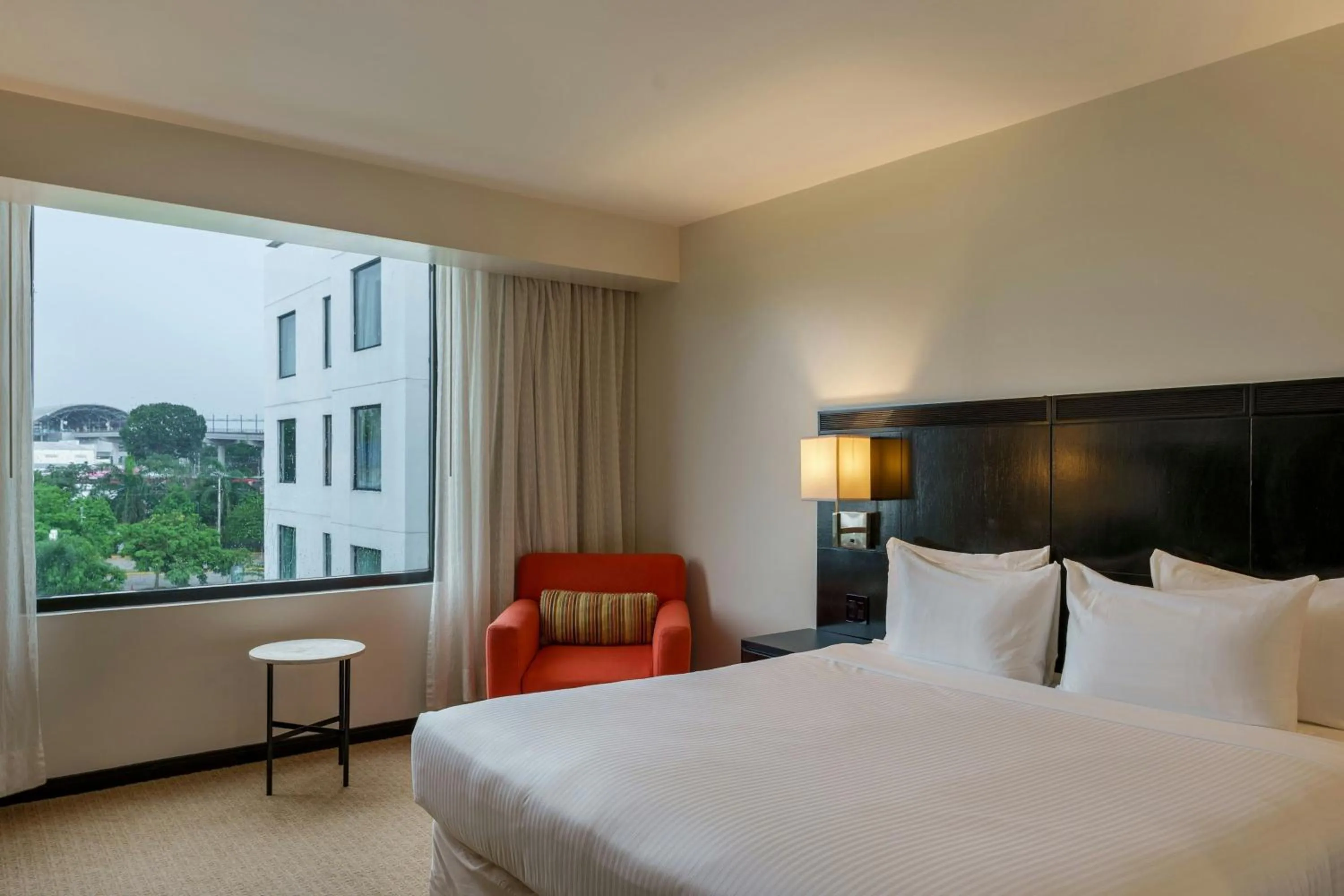 Photo of the whole room, Bed in Courtyard by Marriott Panama Metromall