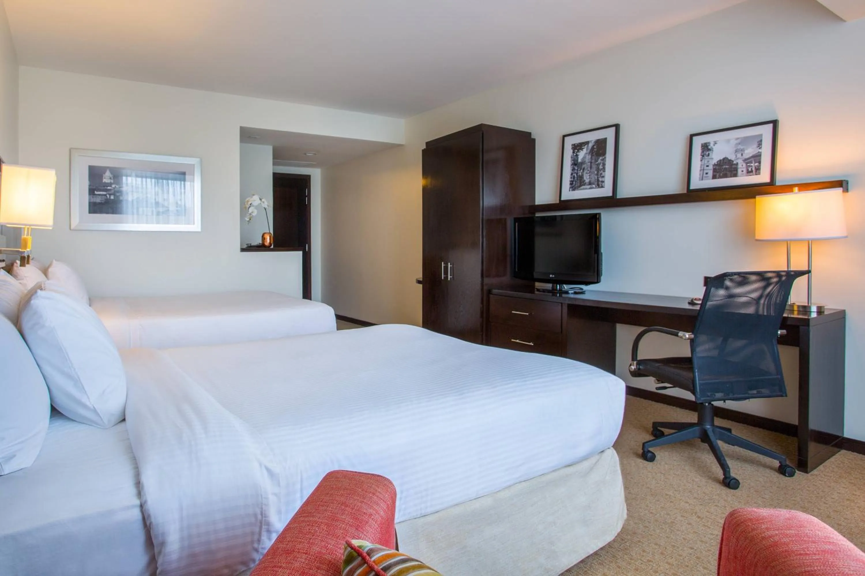 Photo of the whole room, Bed in Courtyard by Marriott Panama Metromall