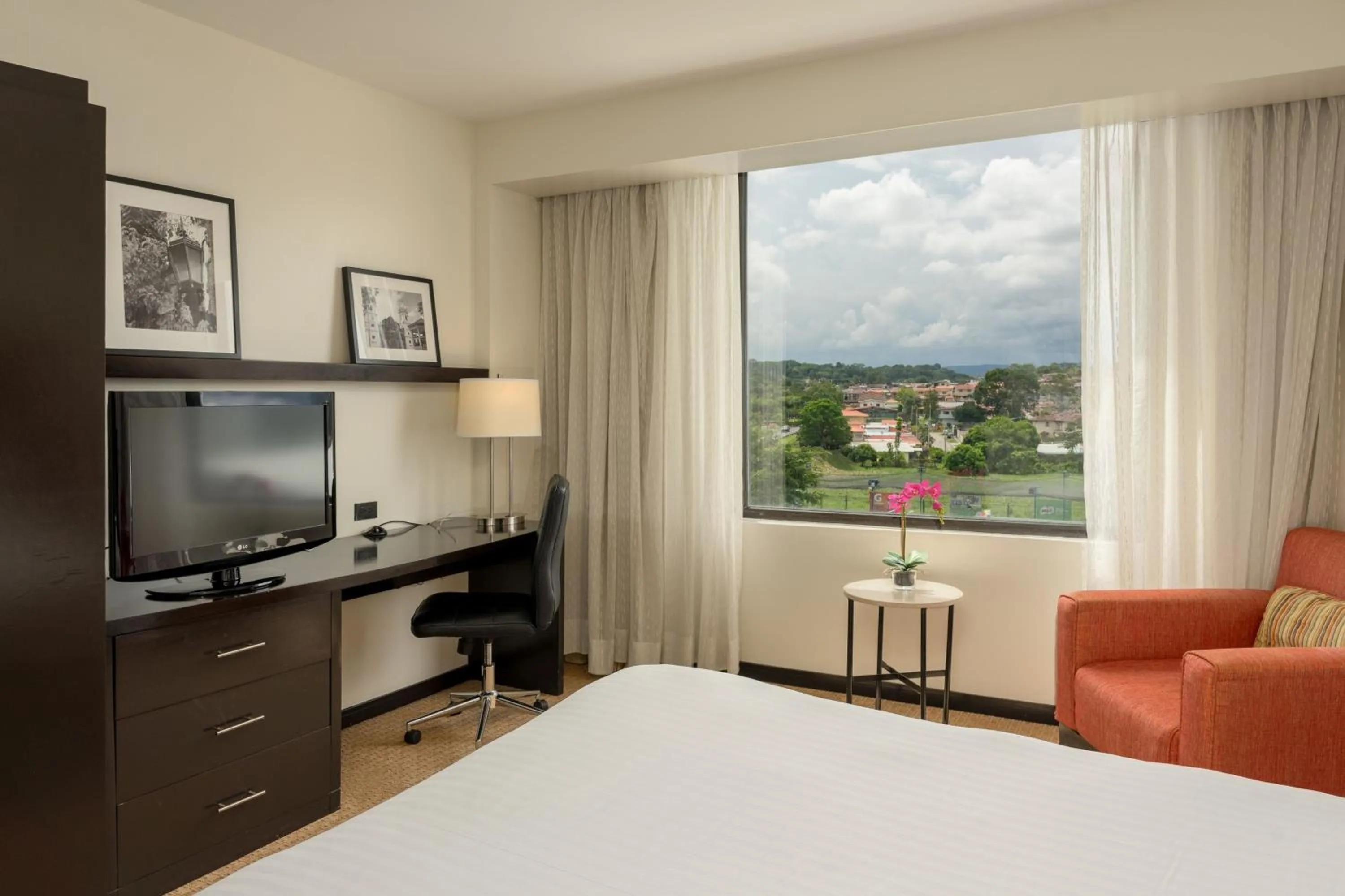 Photo of the whole room, Bed in Courtyard by Marriott Panama Metromall