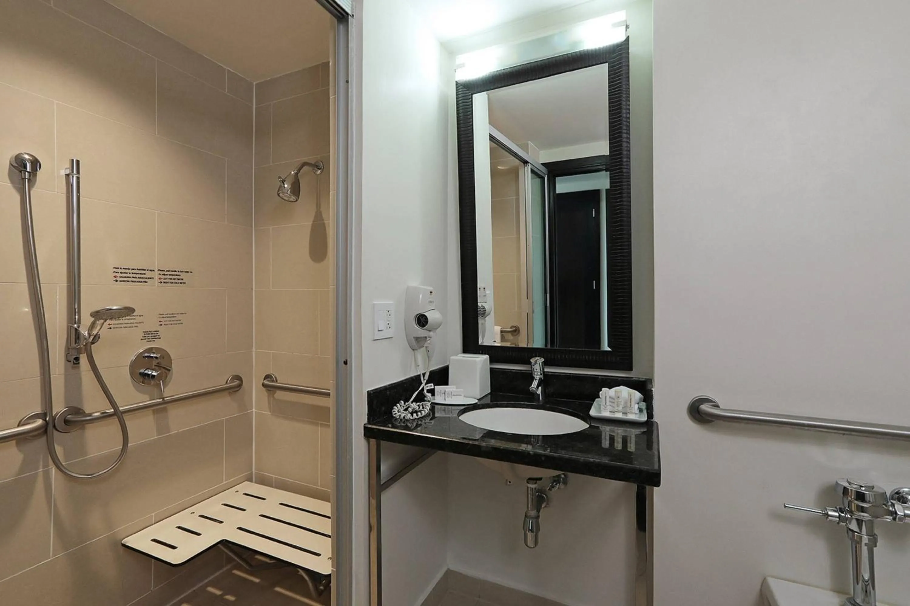 Bathroom in Courtyard by Marriott Panama Metromall