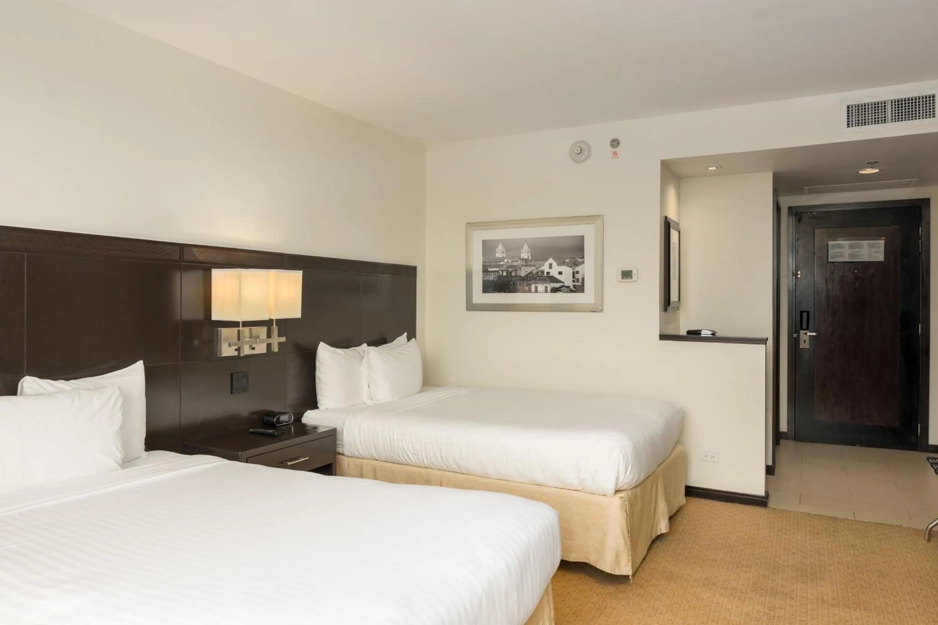 Photo of the whole room, Bed in Courtyard by Marriott Panama Metromall