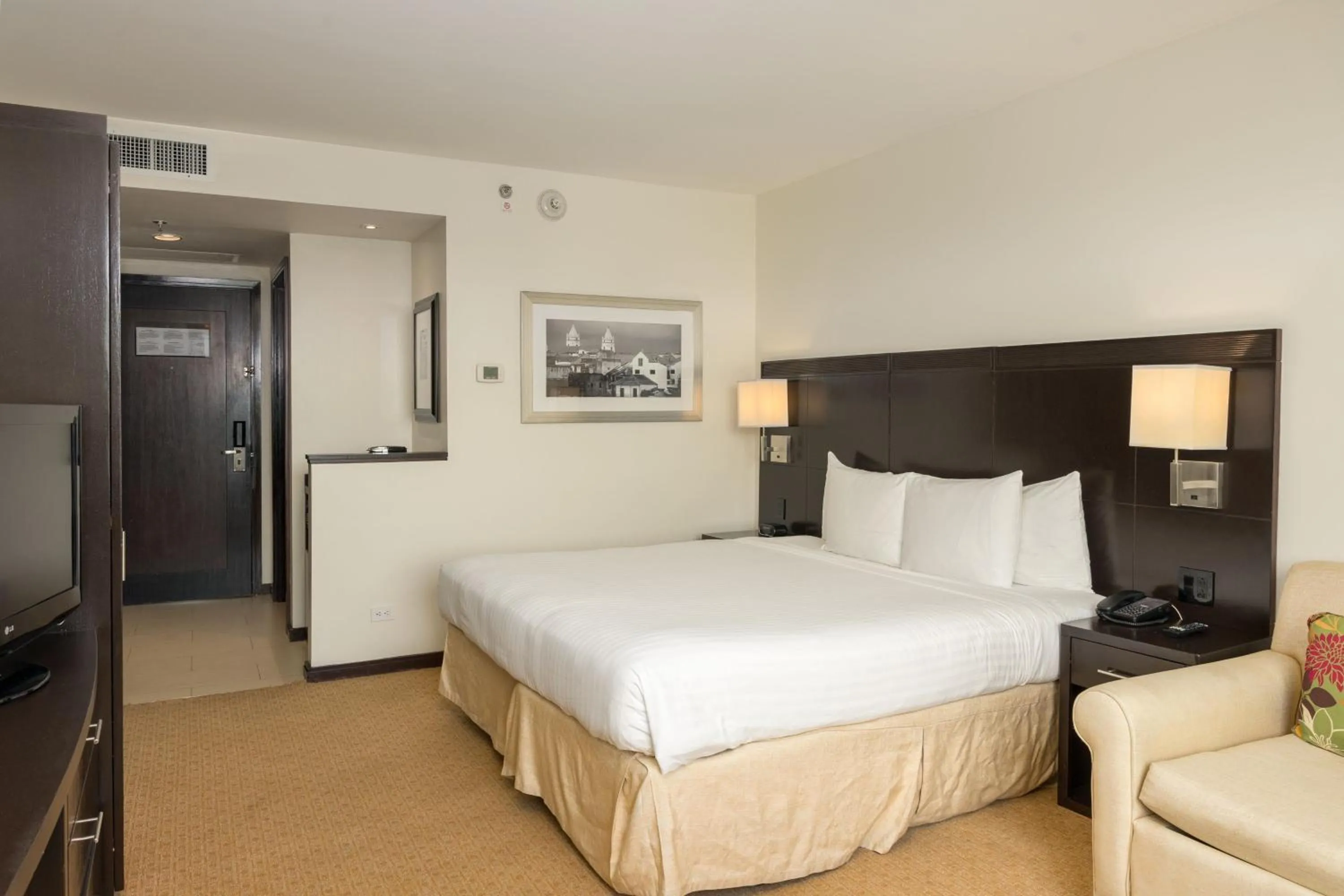 Photo of the whole room, Bed in Courtyard by Marriott Panama Metromall