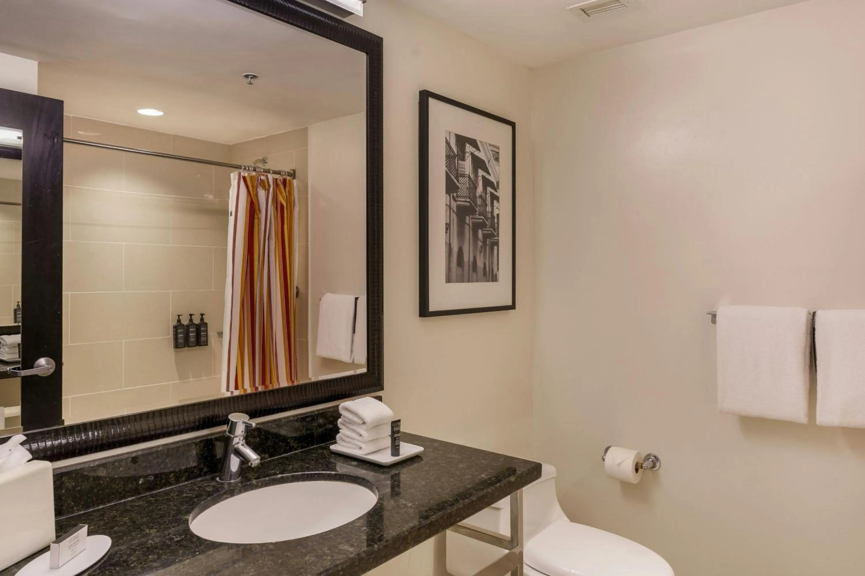 Photo of the whole room in Courtyard by Marriott Panama Metromall