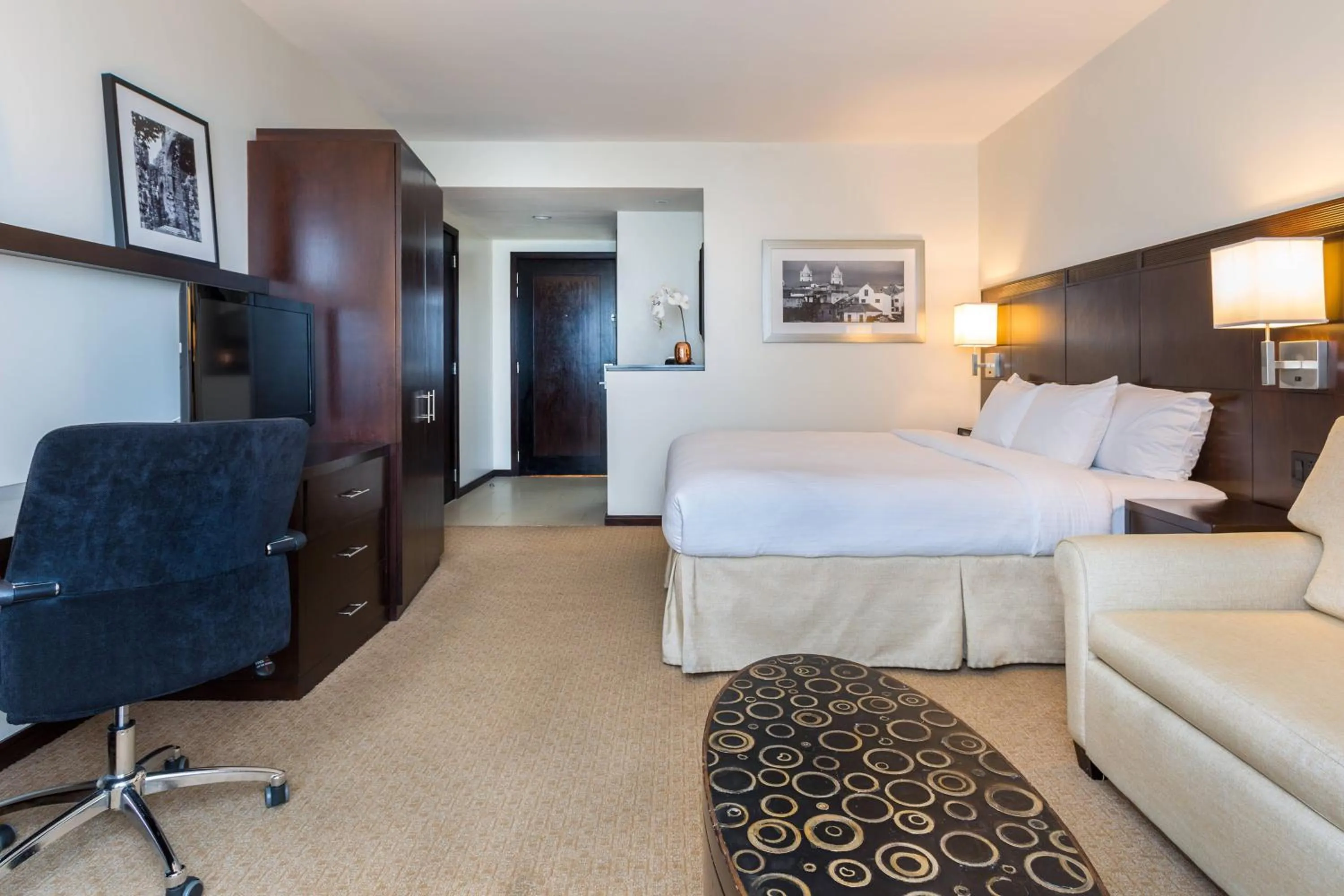 Photo of the whole room, Bed in Courtyard by Marriott Panama Metromall