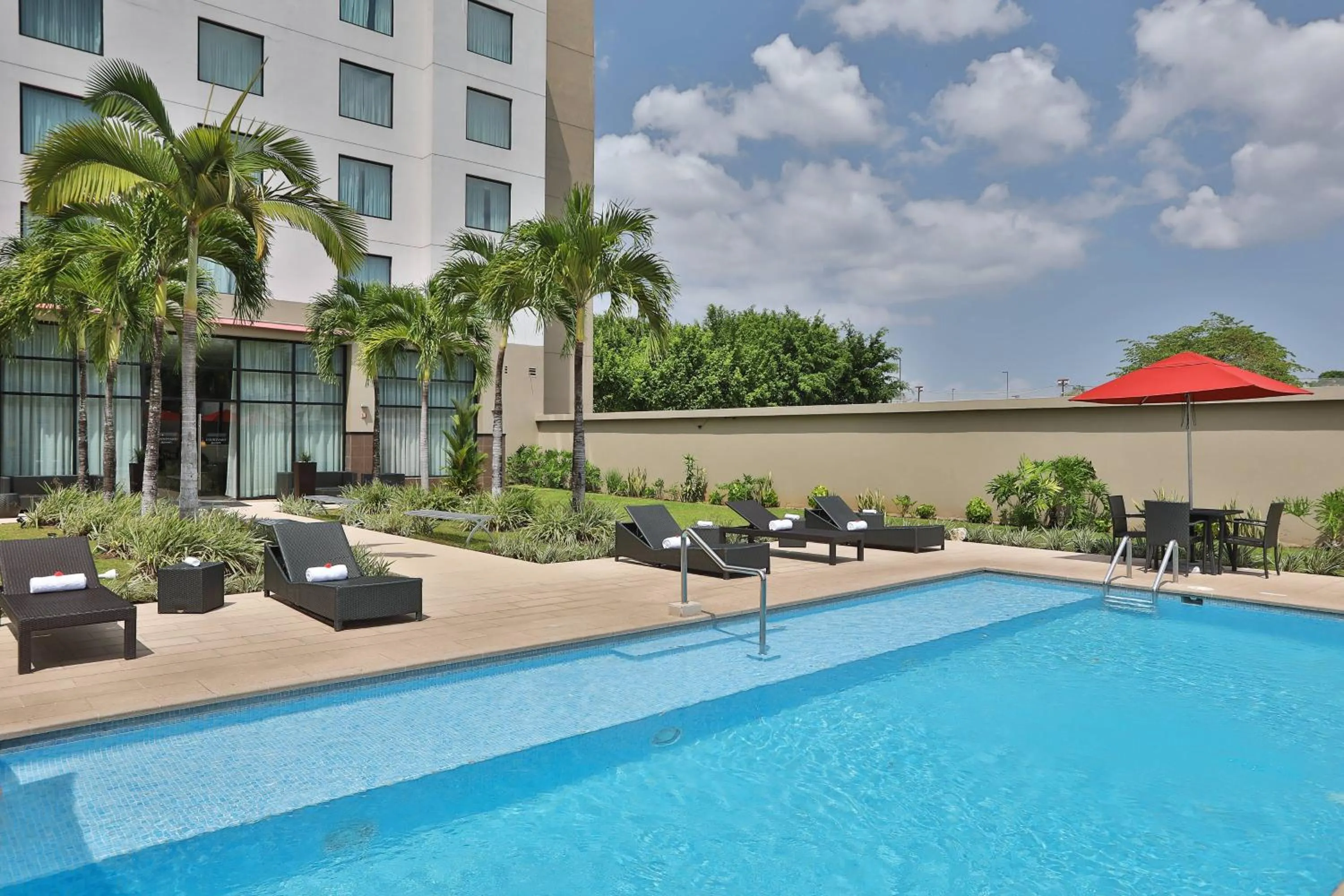 Swimming pool in Courtyard by Marriott Panama Metromall