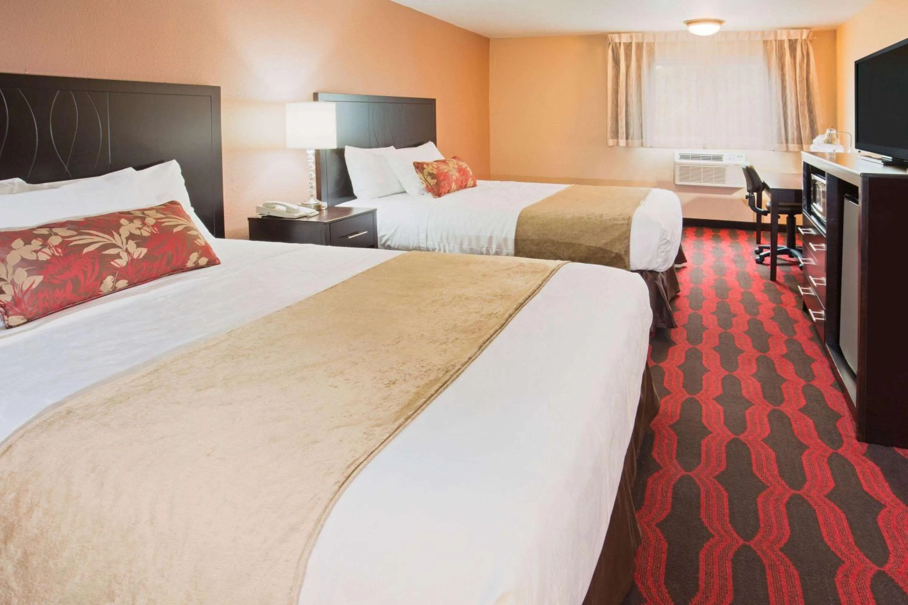 Photo of the whole room, Bed in Travelodge by Wyndham East Portland/Gresham