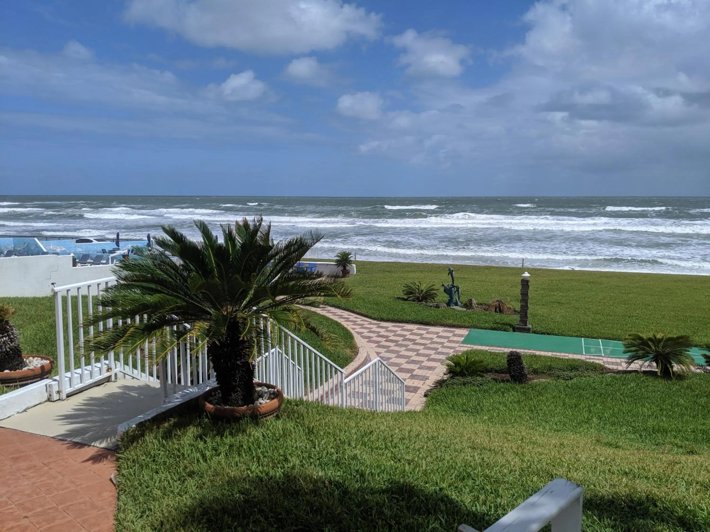 Property building in Shoreline Suites & Cabana Cottages – Beachfront