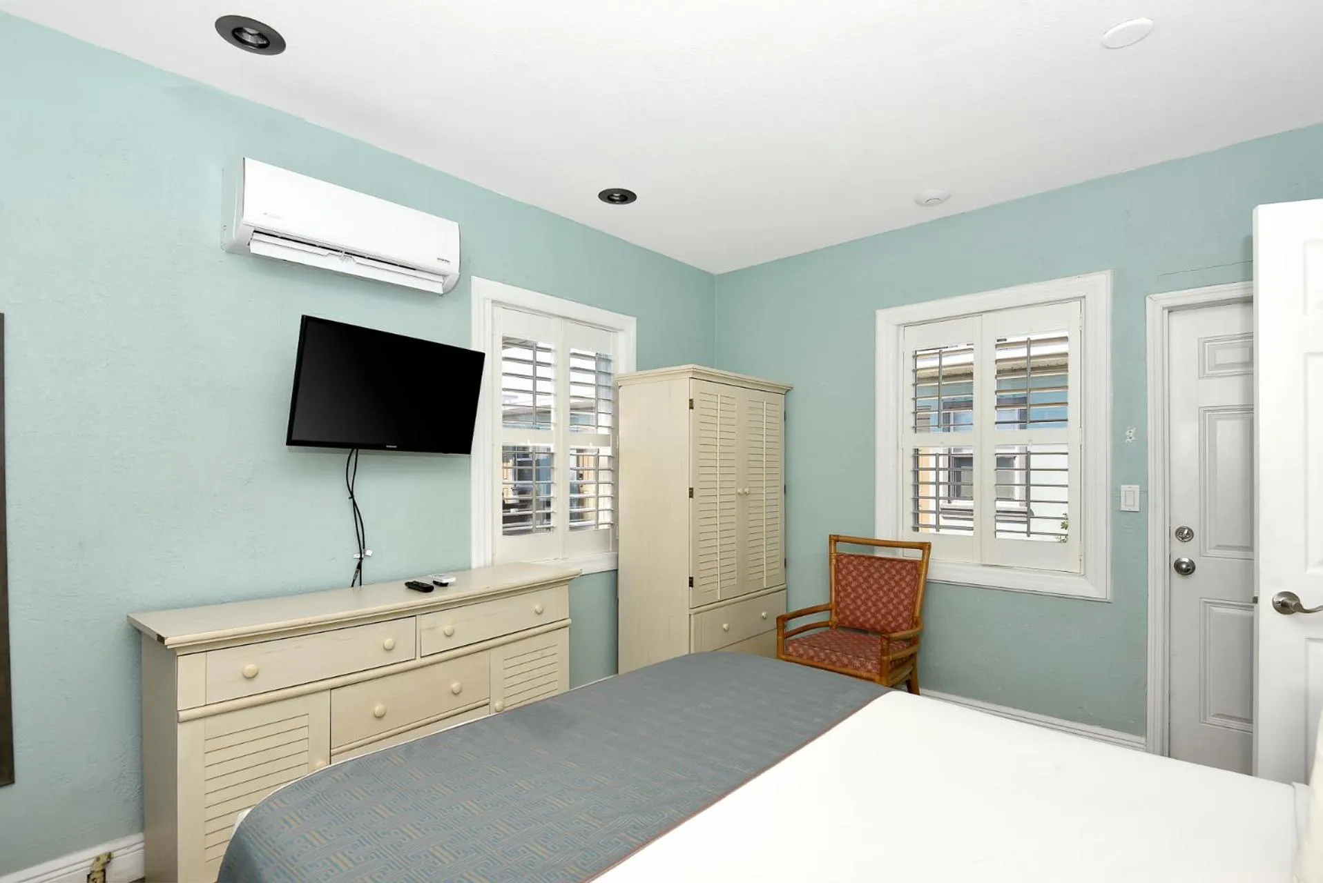 Bed in Shoreline Suites & Cabana Cottages – Beachfront