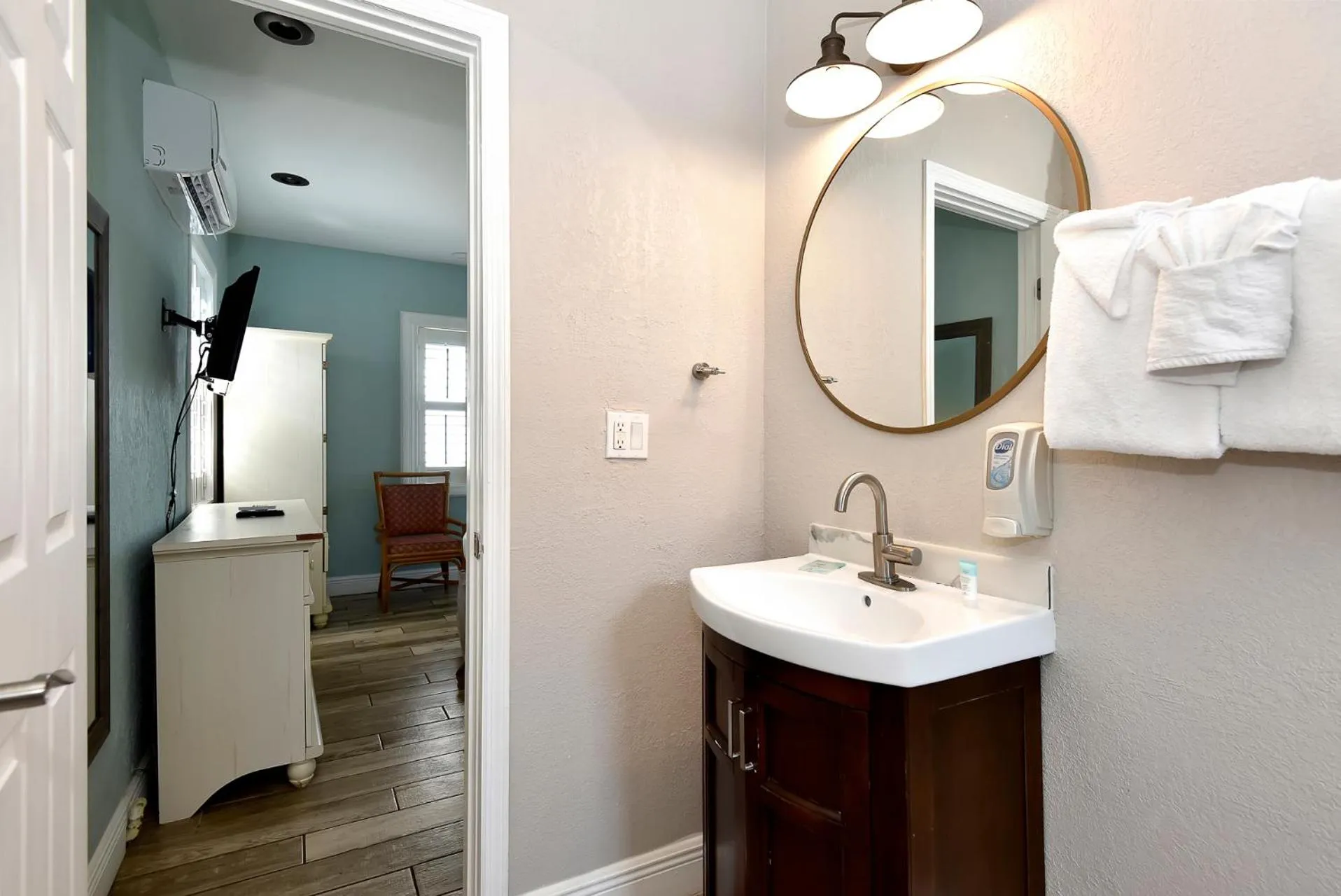 Shoreline Suites & Cabana Cottages – Beachfront