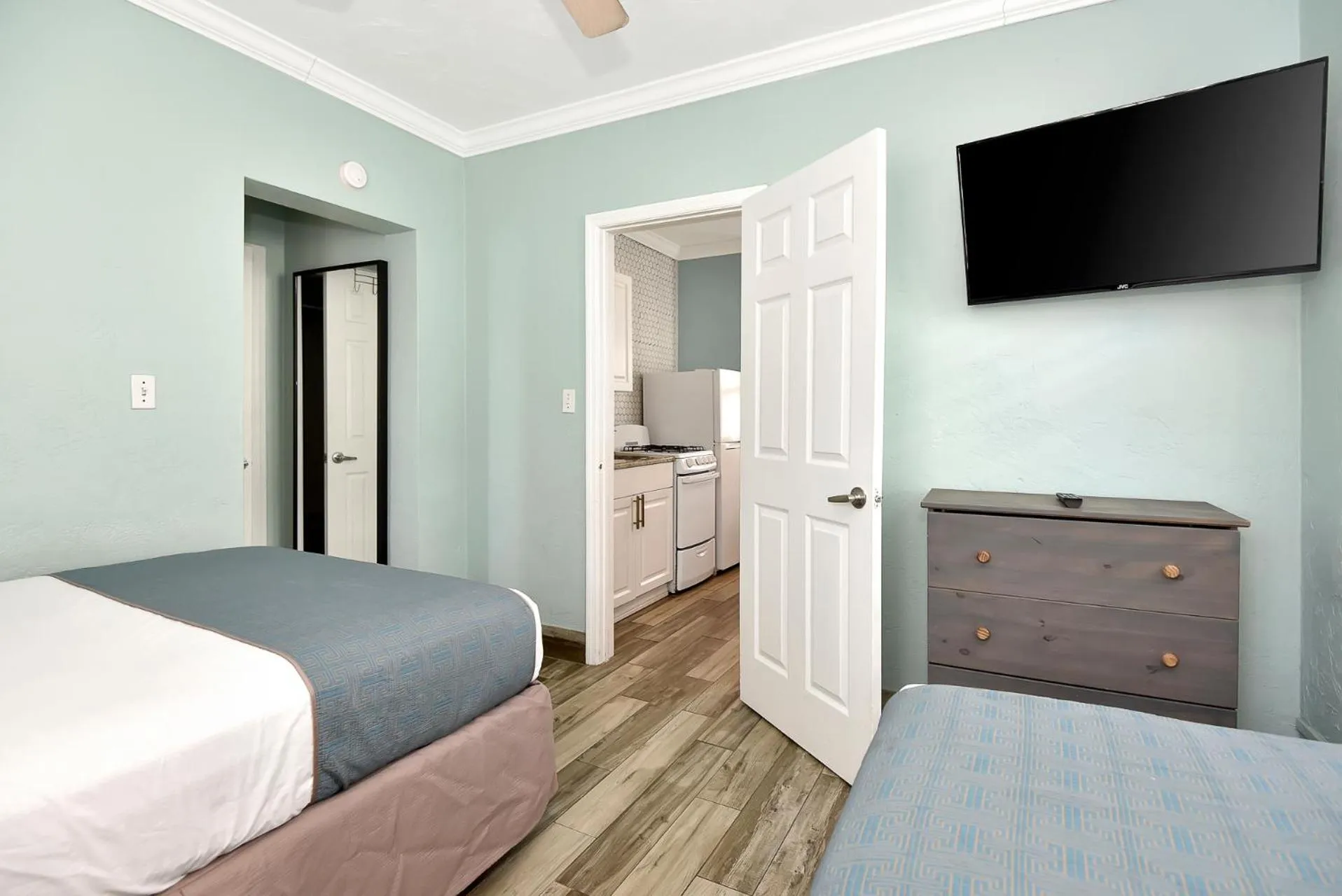 Bed in Shoreline Suites & Cabana Cottages – Beachfront