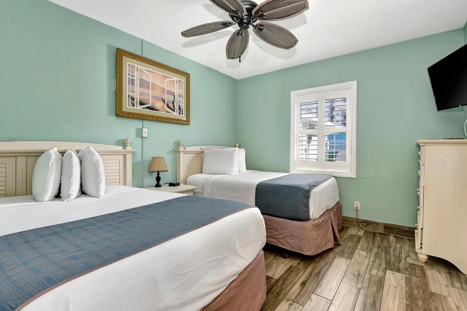 Bed in Shoreline Suites & Cabana Cottages – Beachfront