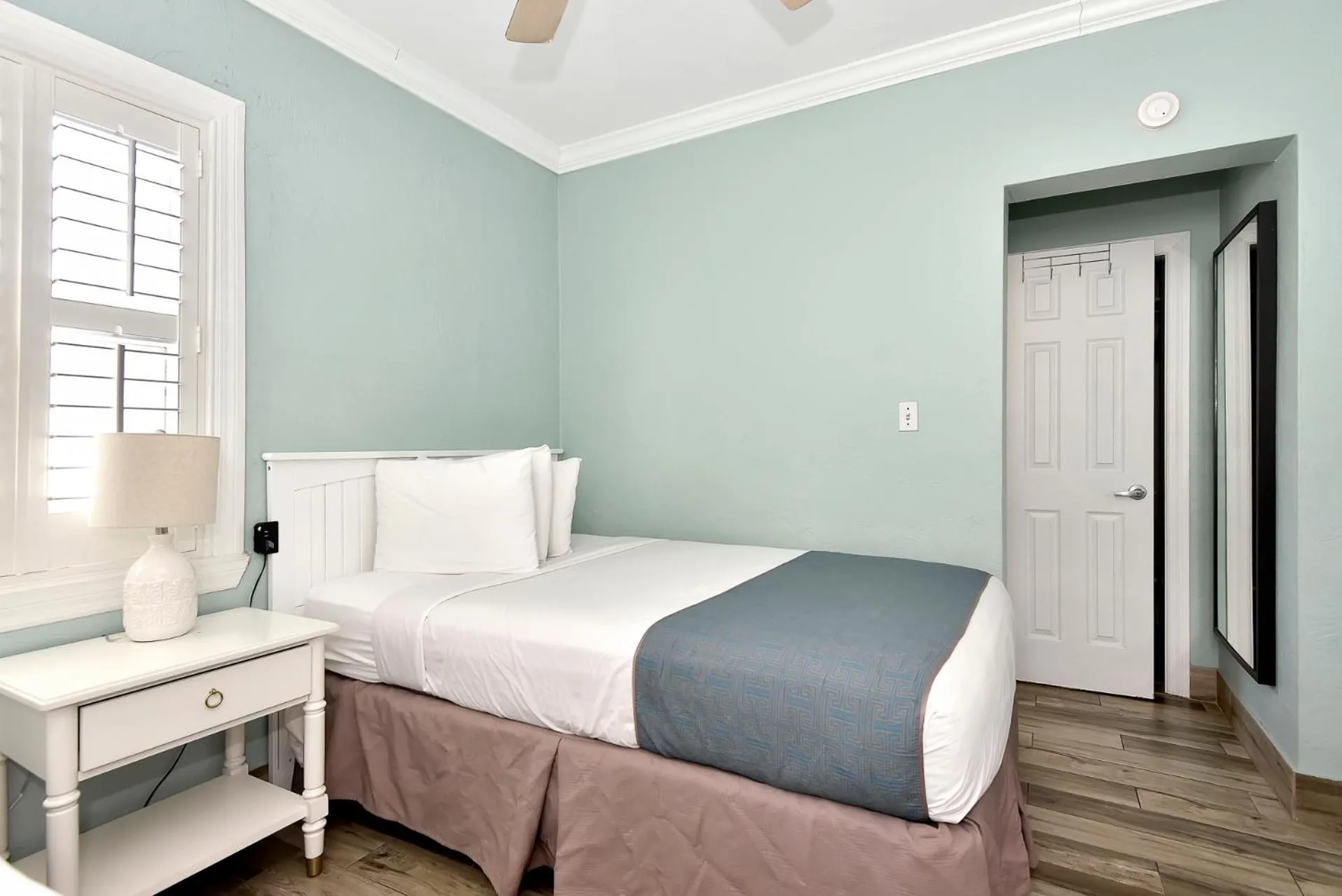 Bed in Shoreline Suites & Cabana Cottages – Beachfront