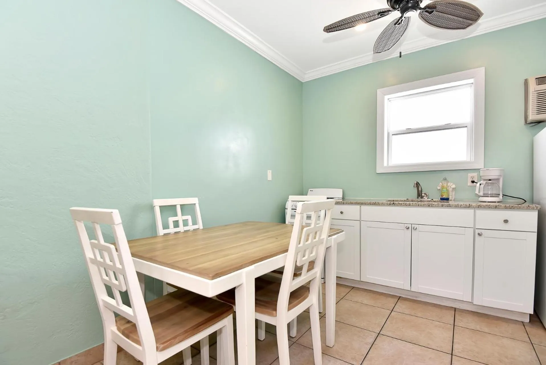 Shoreline Suites & Cabana Cottages – Beachfront