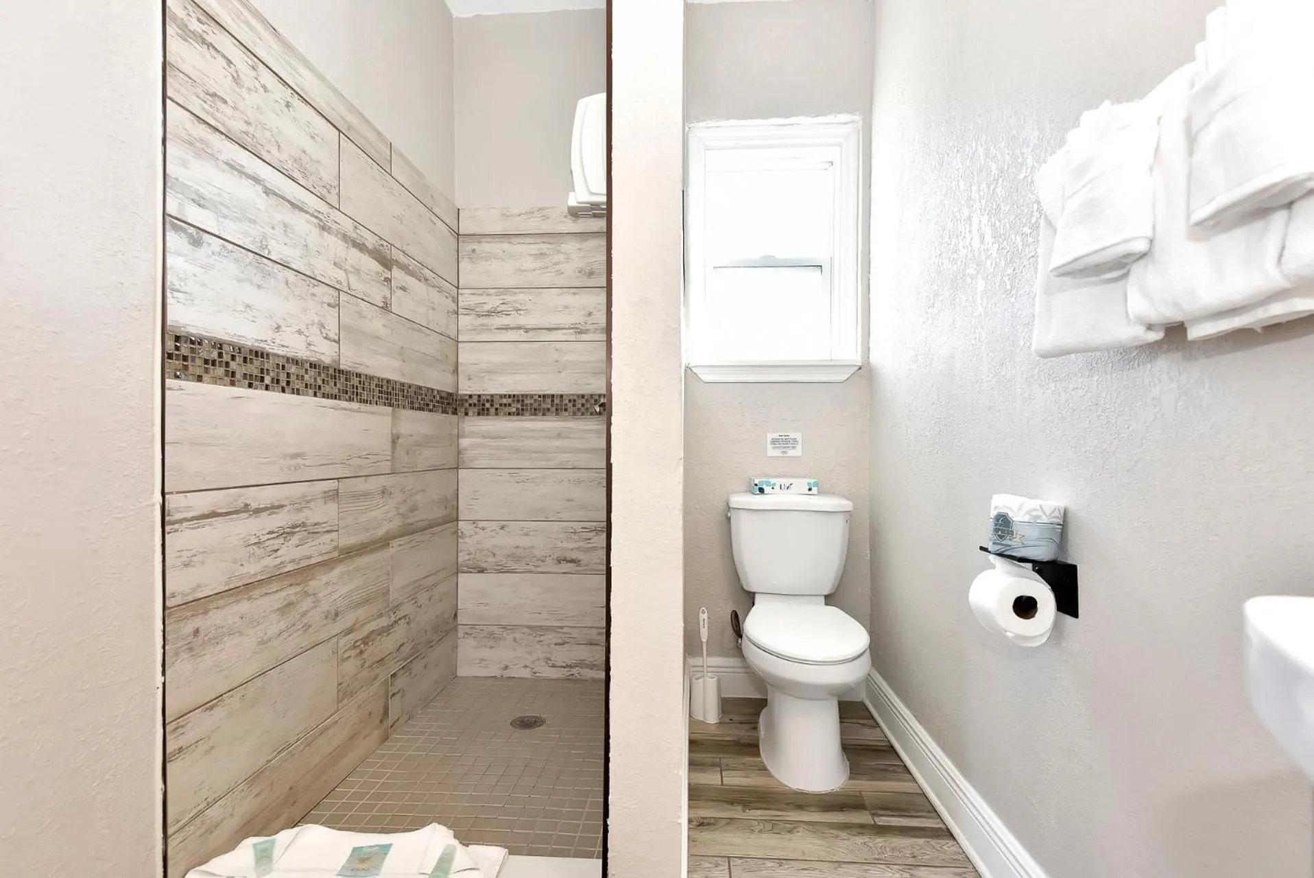 Shoreline Suites & Cabana Cottages – Beachfront