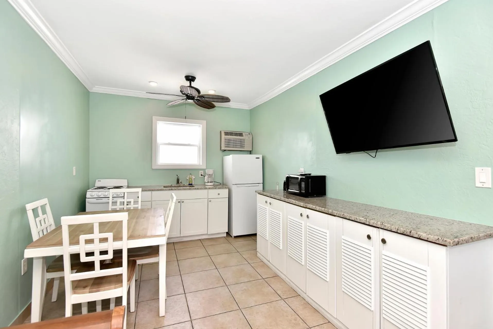 Shoreline Suites & Cabana Cottages – Beachfront