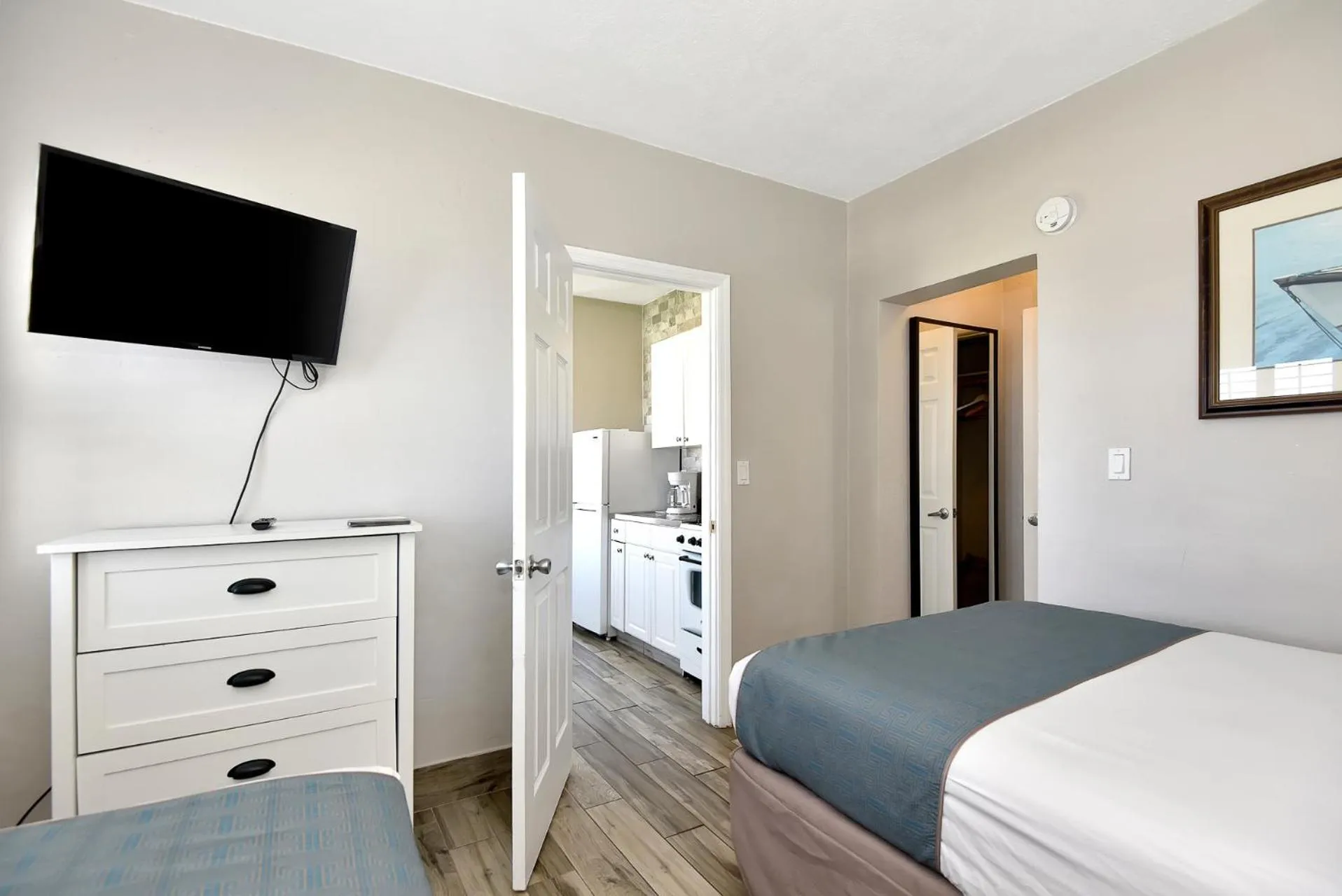 Bed in Shoreline Suites & Cabana Cottages – Beachfront