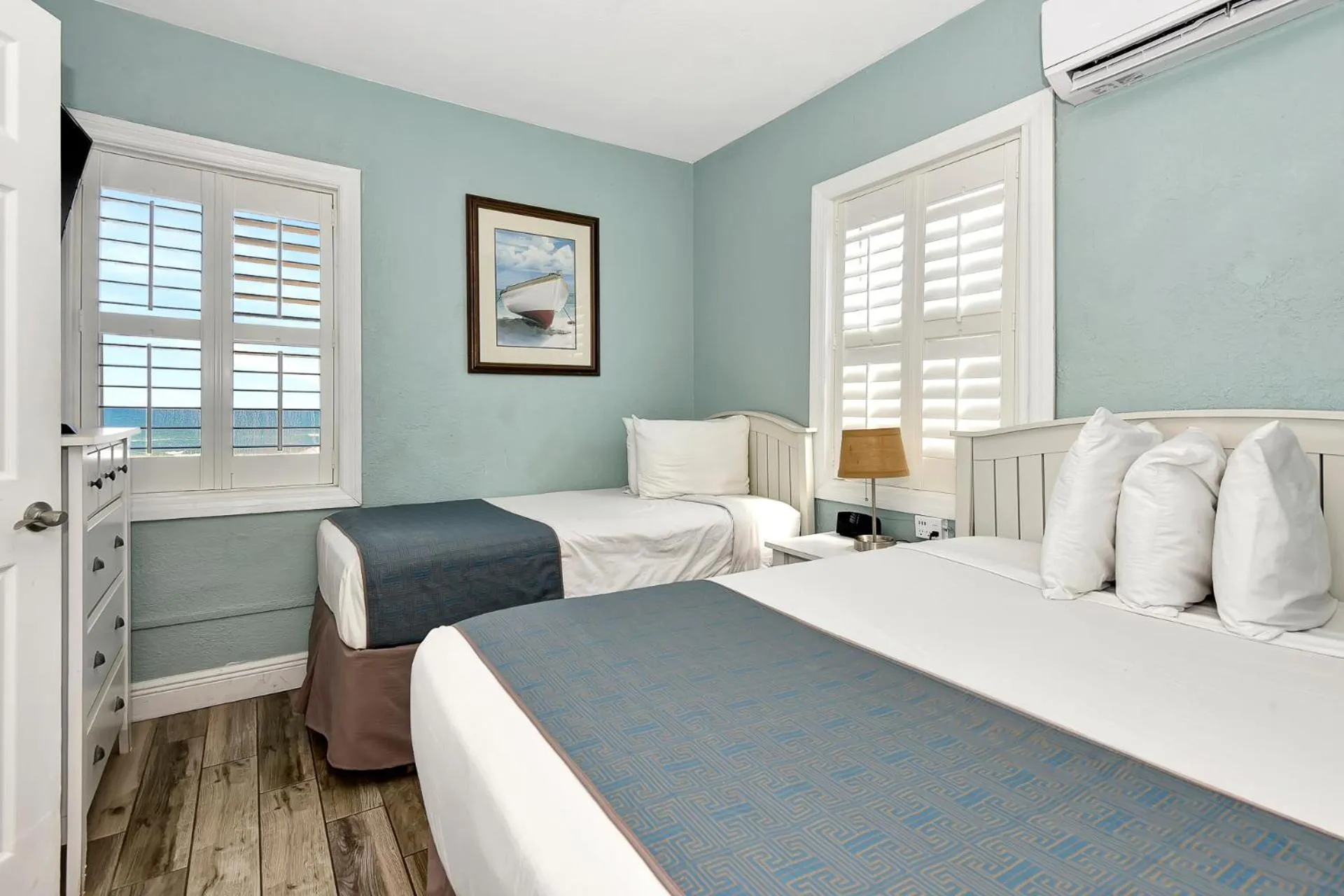 Bed in Shoreline Suites & Cabana Cottages – Beachfront