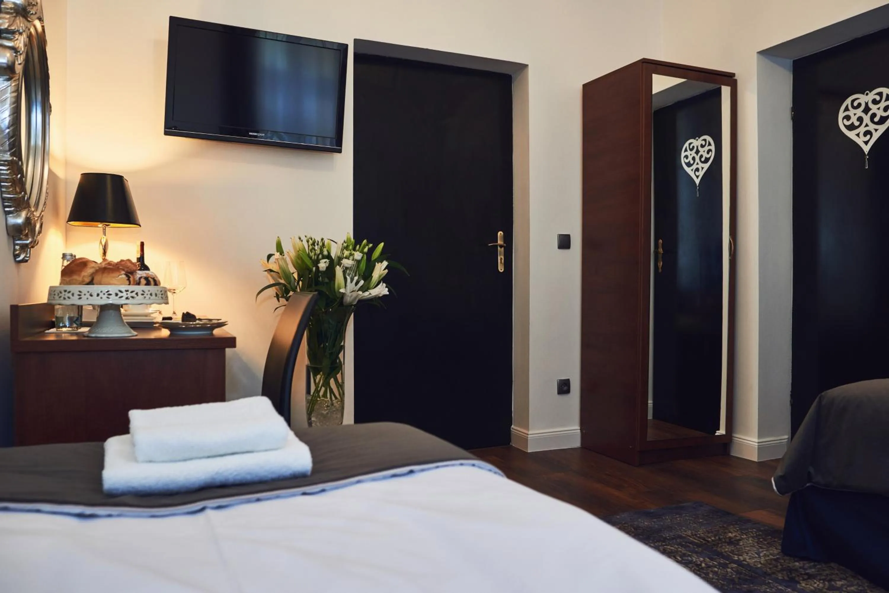 Photo of the whole room, Bed in Shalom Kazimierz