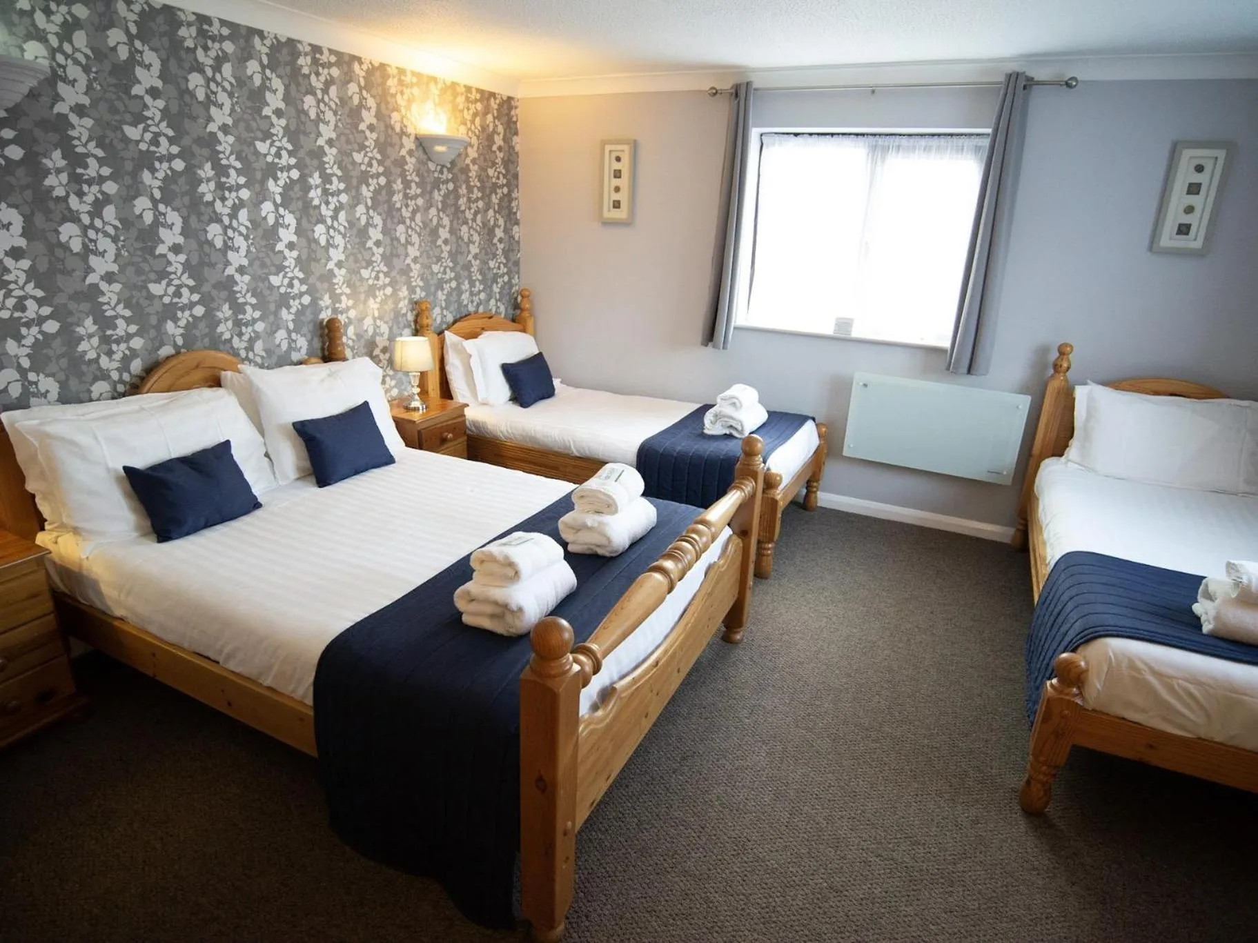 Bedroom, Bed in The Heath Inn