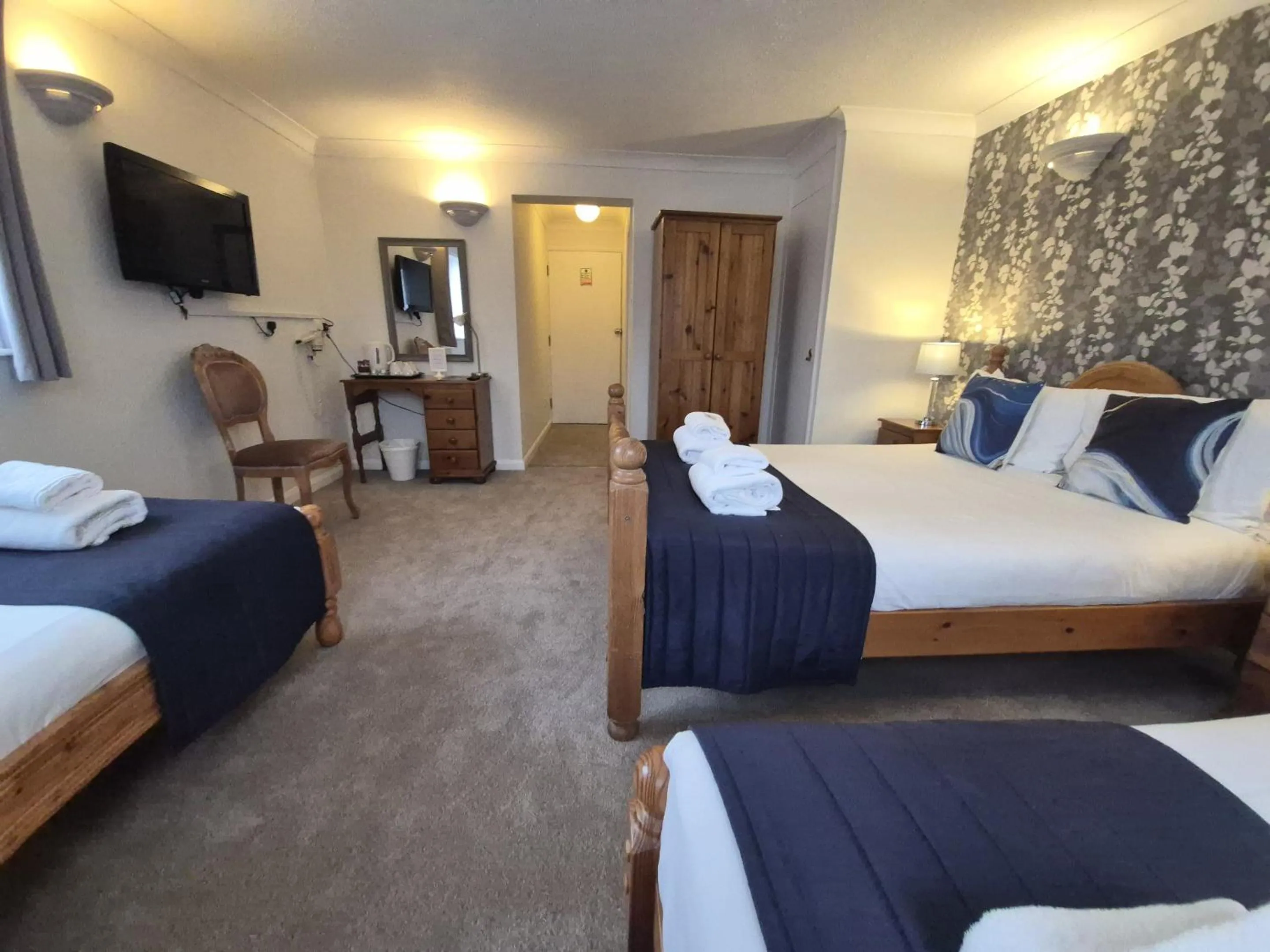 Bedroom, Bed in The Heath Inn