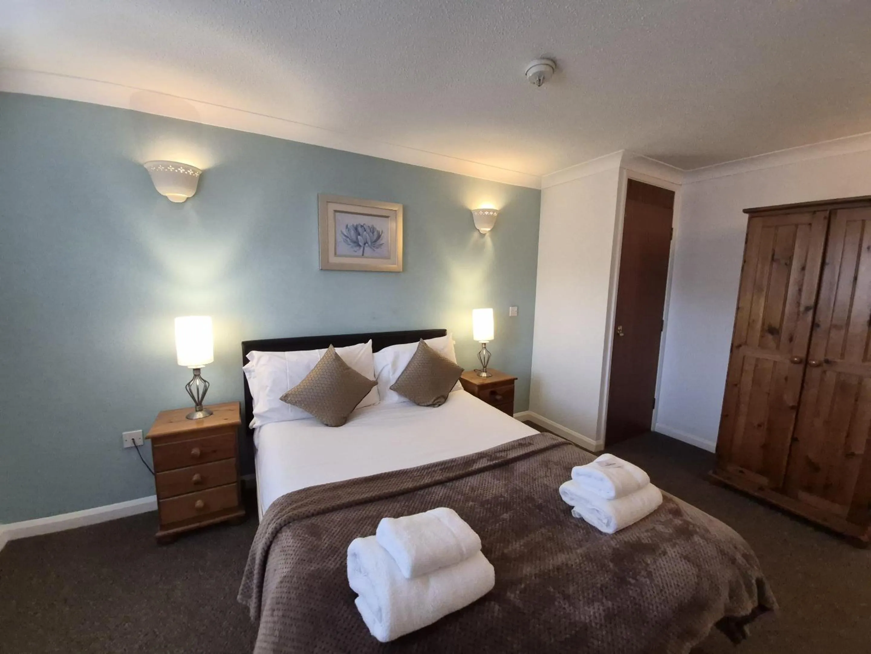 Bedroom, Bed in The Heath Inn