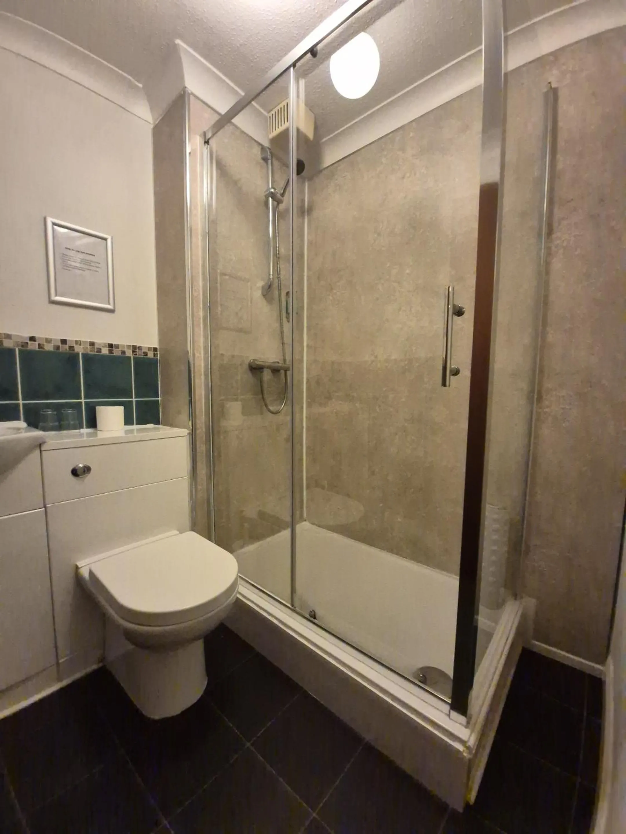 Bathroom in The Heath Inn