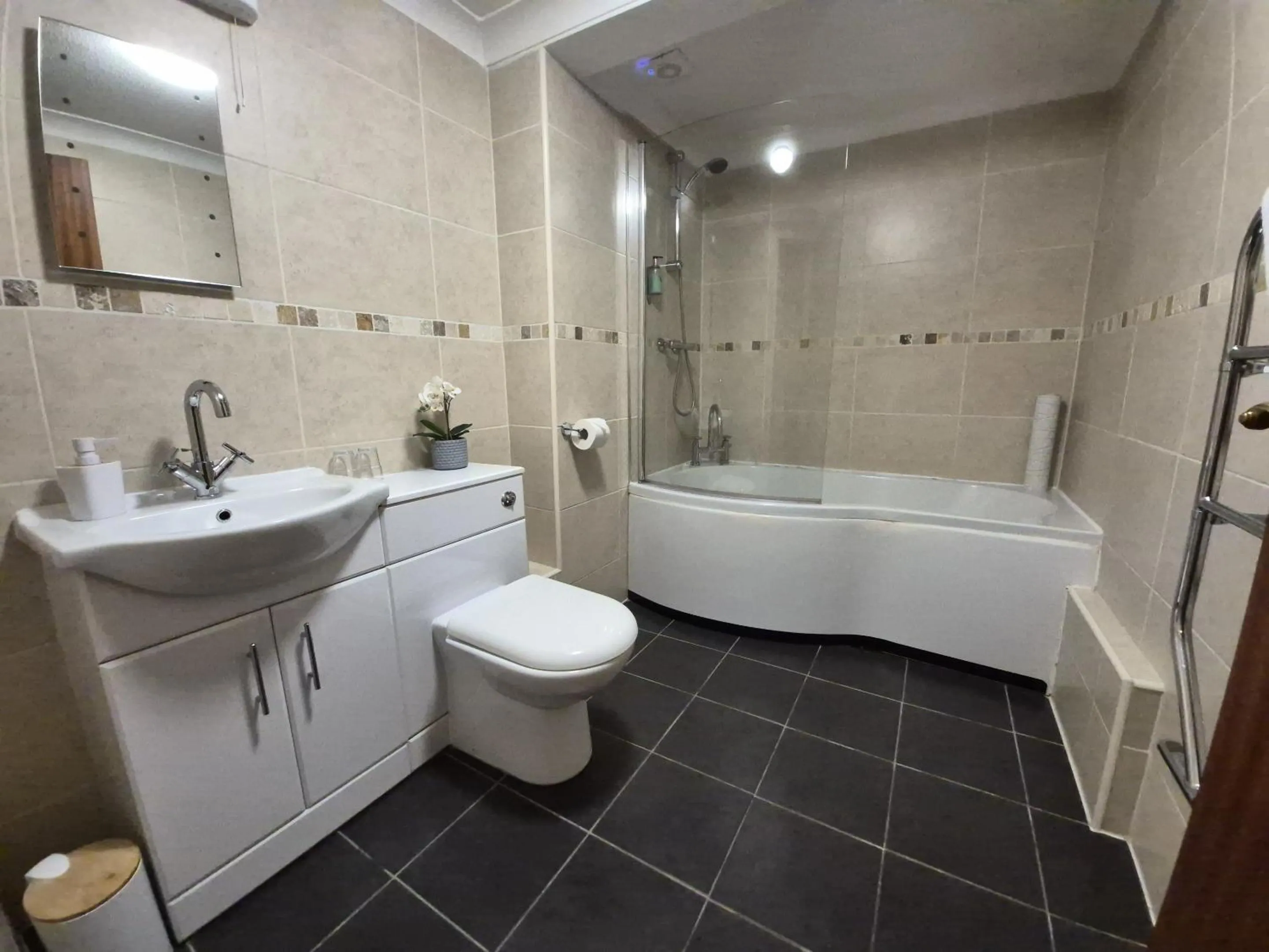 Bathroom in The Heath Inn