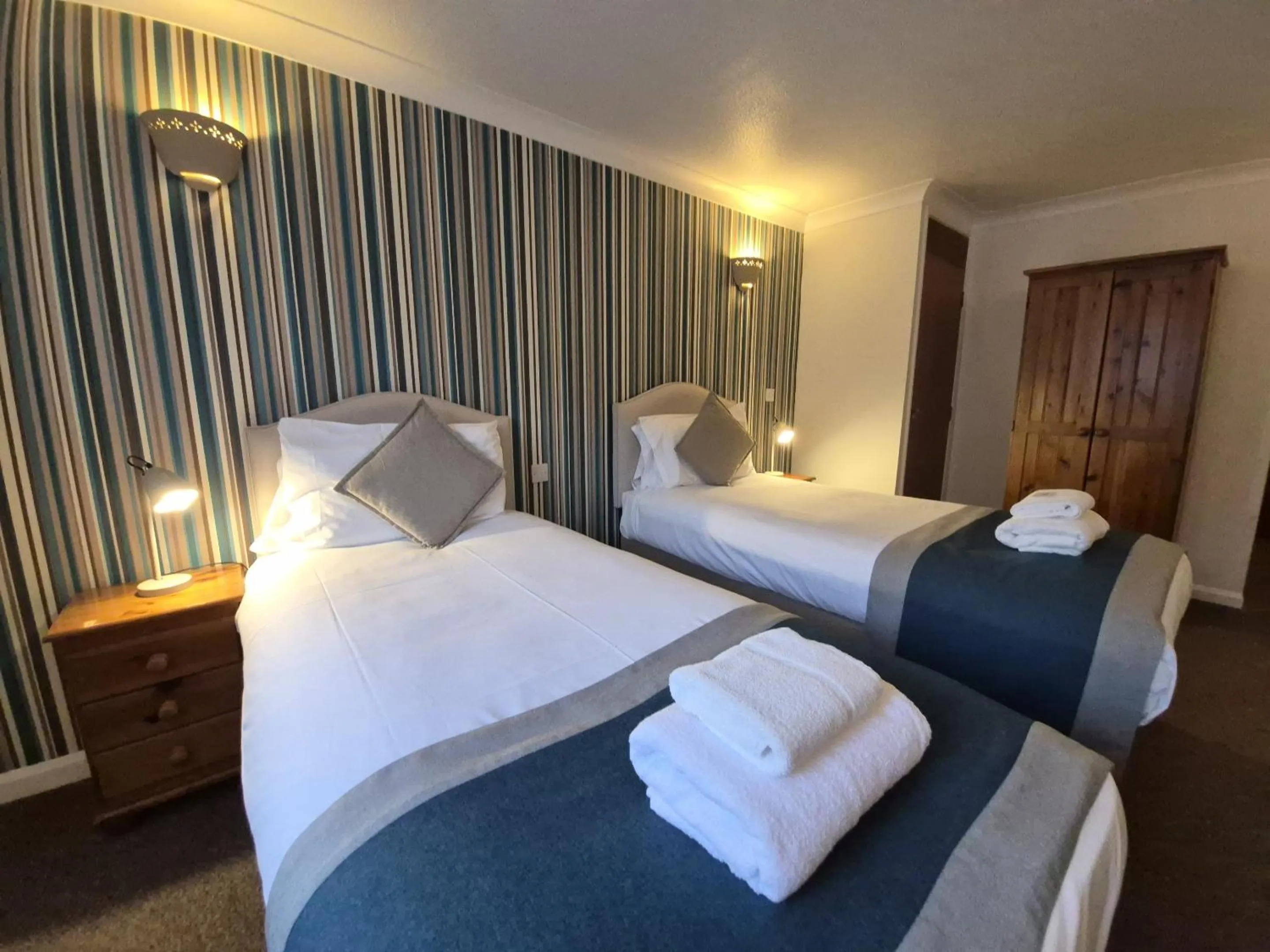 Bedroom, Bed in The Heath Inn