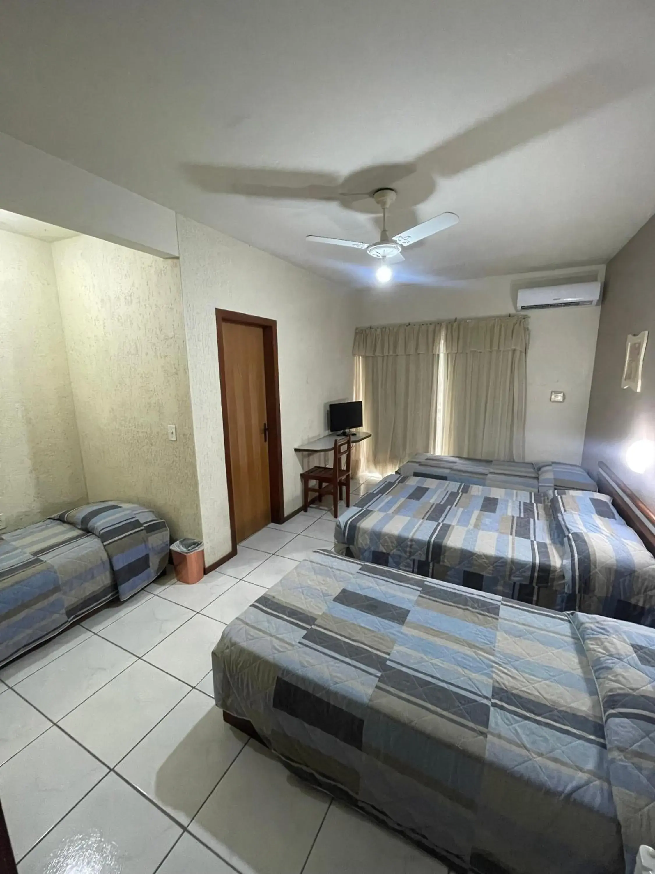 Economy Quadruple Room in Hotel Cambirela Economy Quadruple Room in Hotel Cambirela