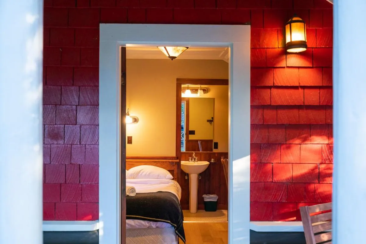 Facade/entrance, Bed in Johnston Canyon Lodge & Bungalows