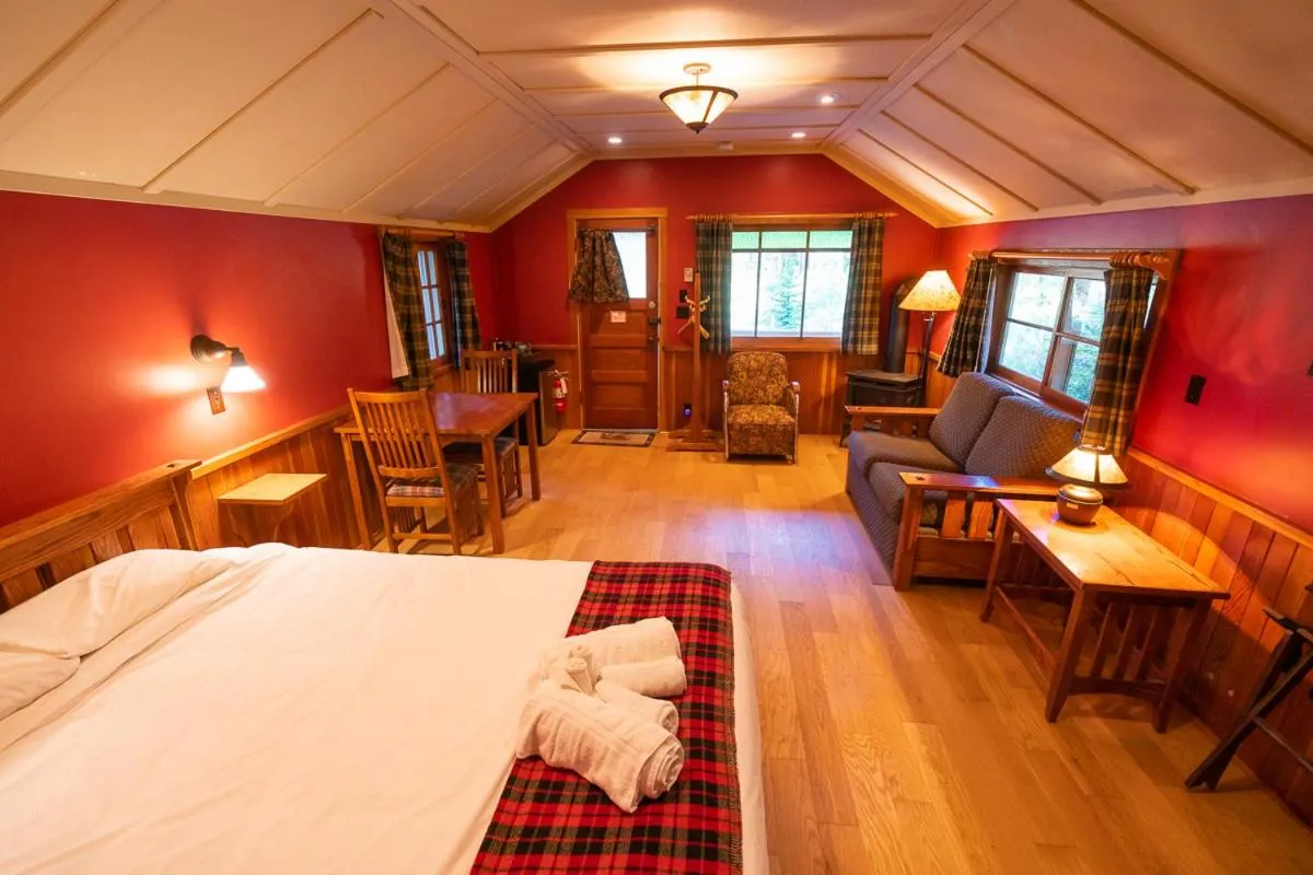 Bedroom, Bed in Johnston Canyon Lodge & Bungalows