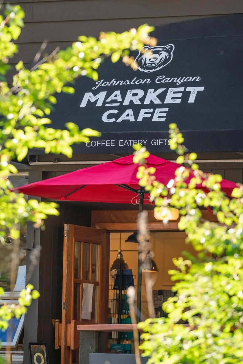 Restaurant/places to eat in Johnston Canyon Lodge & Bungalows